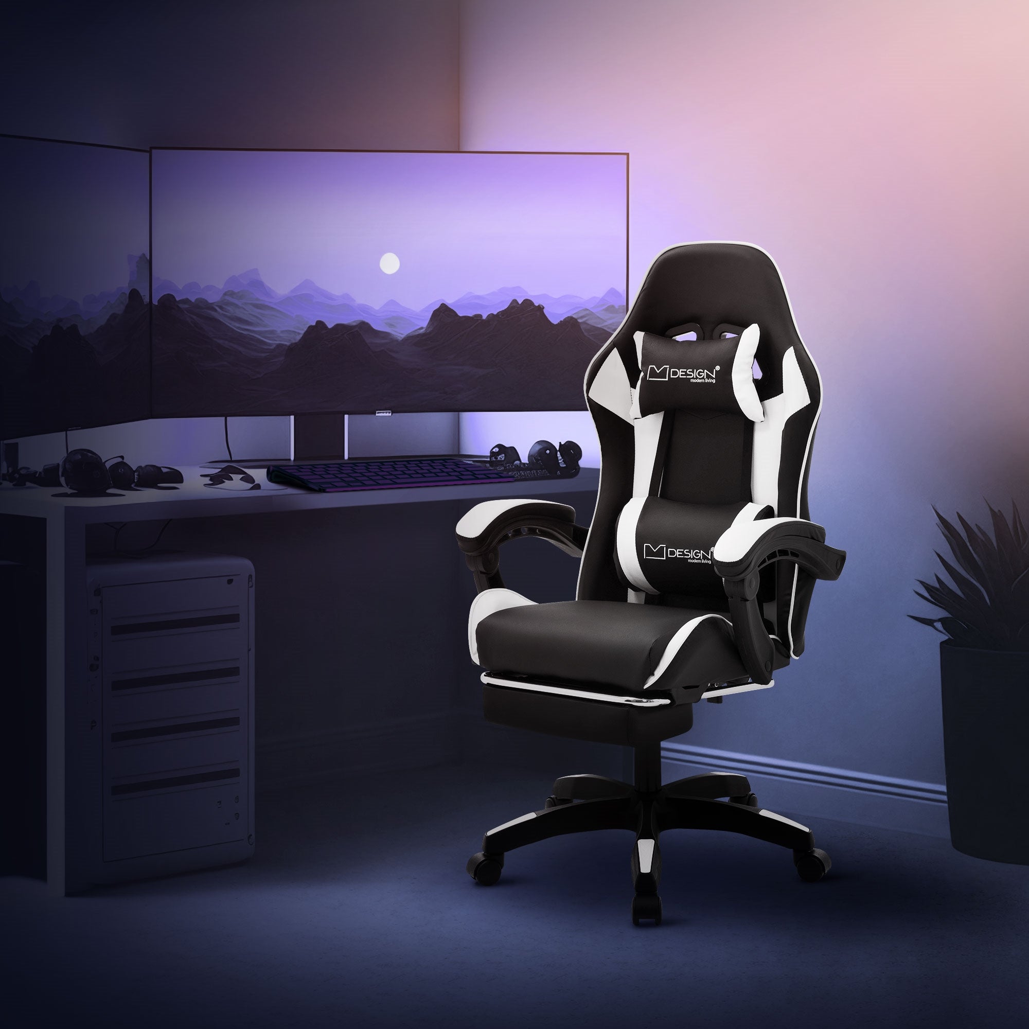 Gamingstol i sort og hvid foran en computer med skærm.