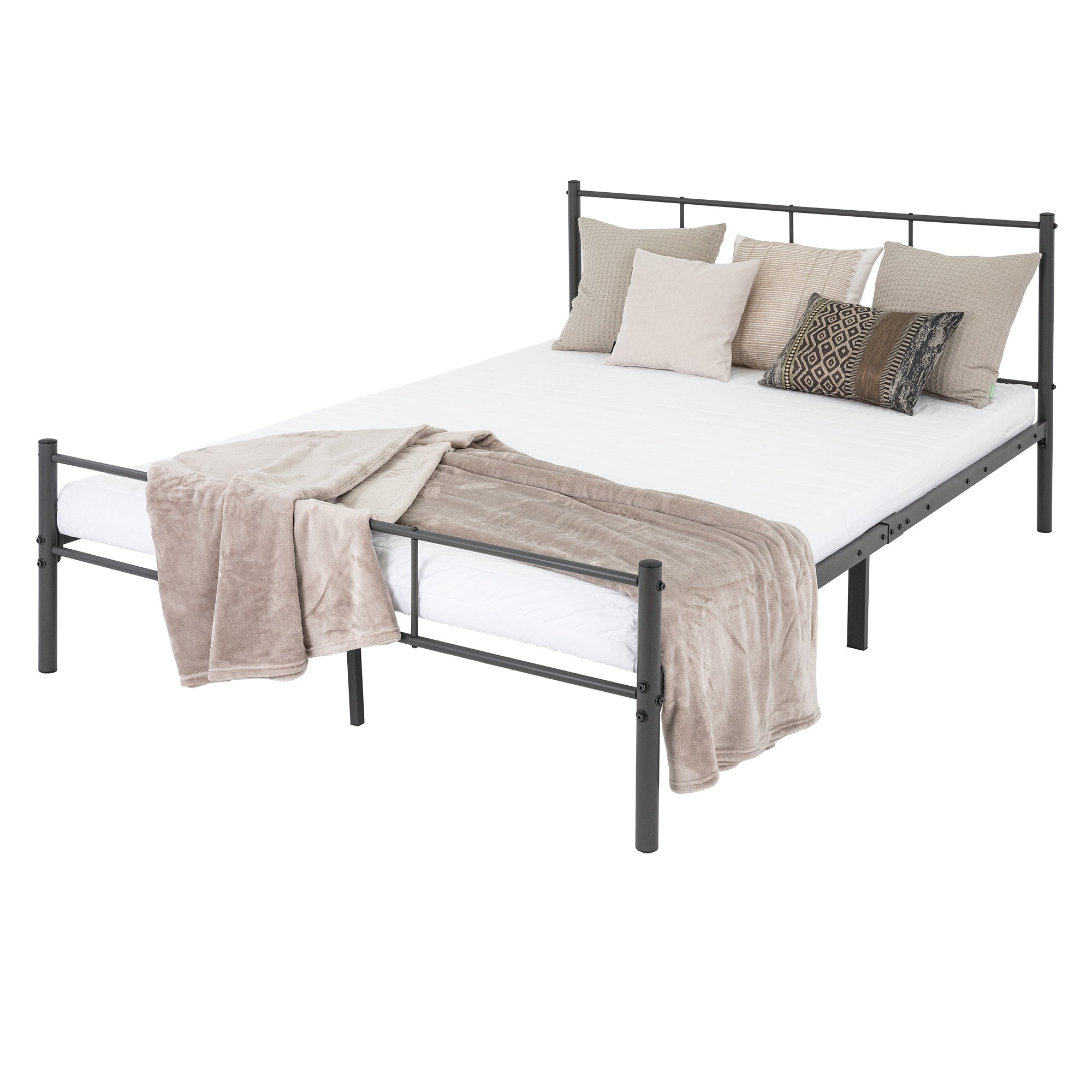 Ein Bett mit grauem Gestell, weißen Matratzen und mehreren Kissen.