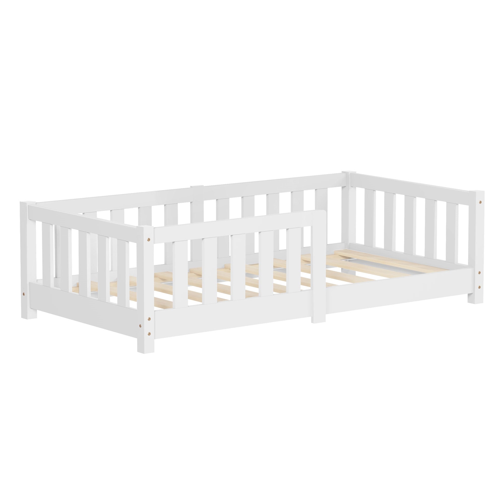 Weißes Bett mit Lattenrost und seitlichen Schutzgittern.
