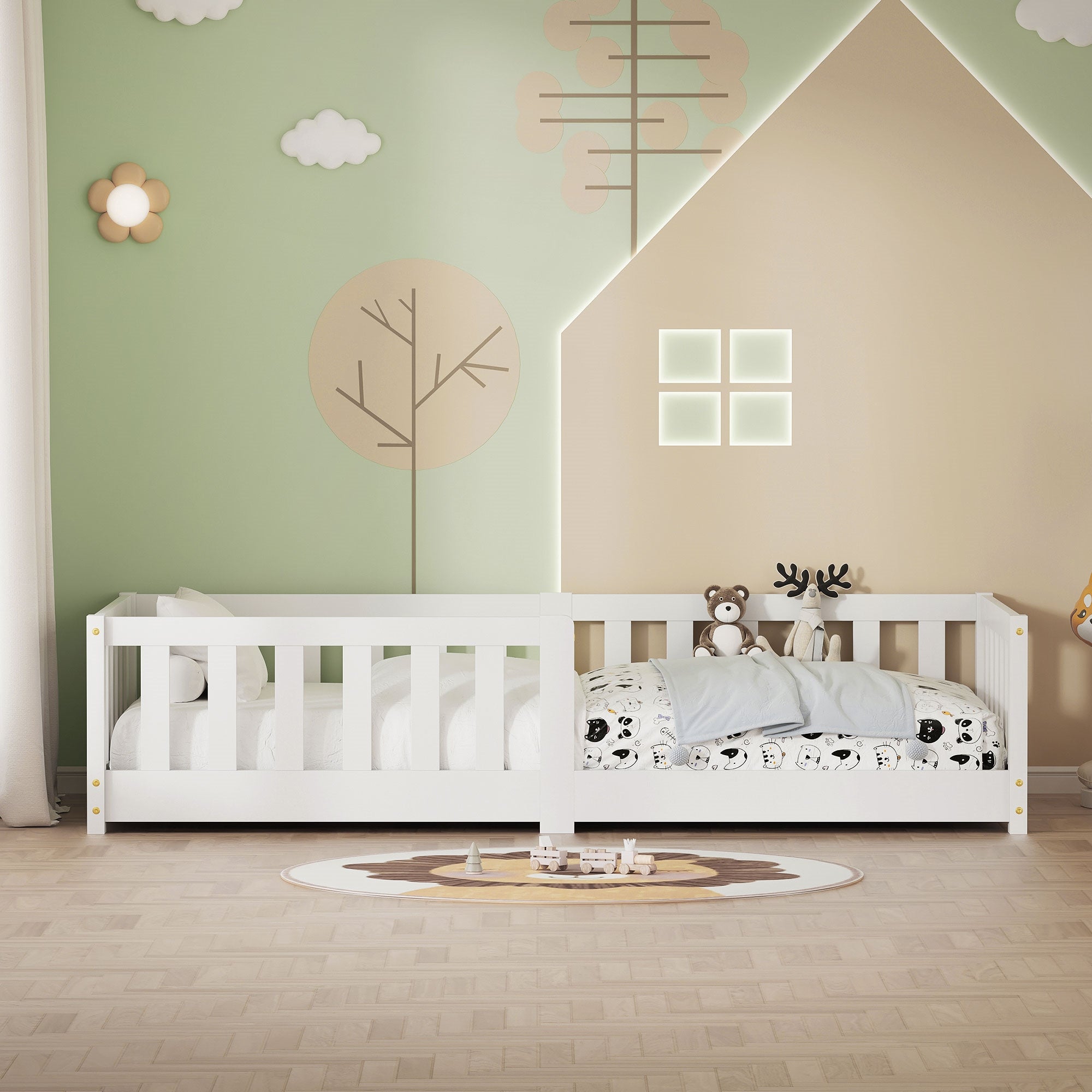 Ein Kinderbett in einem Raum mit bunten Wänden und einem Spielteppich.