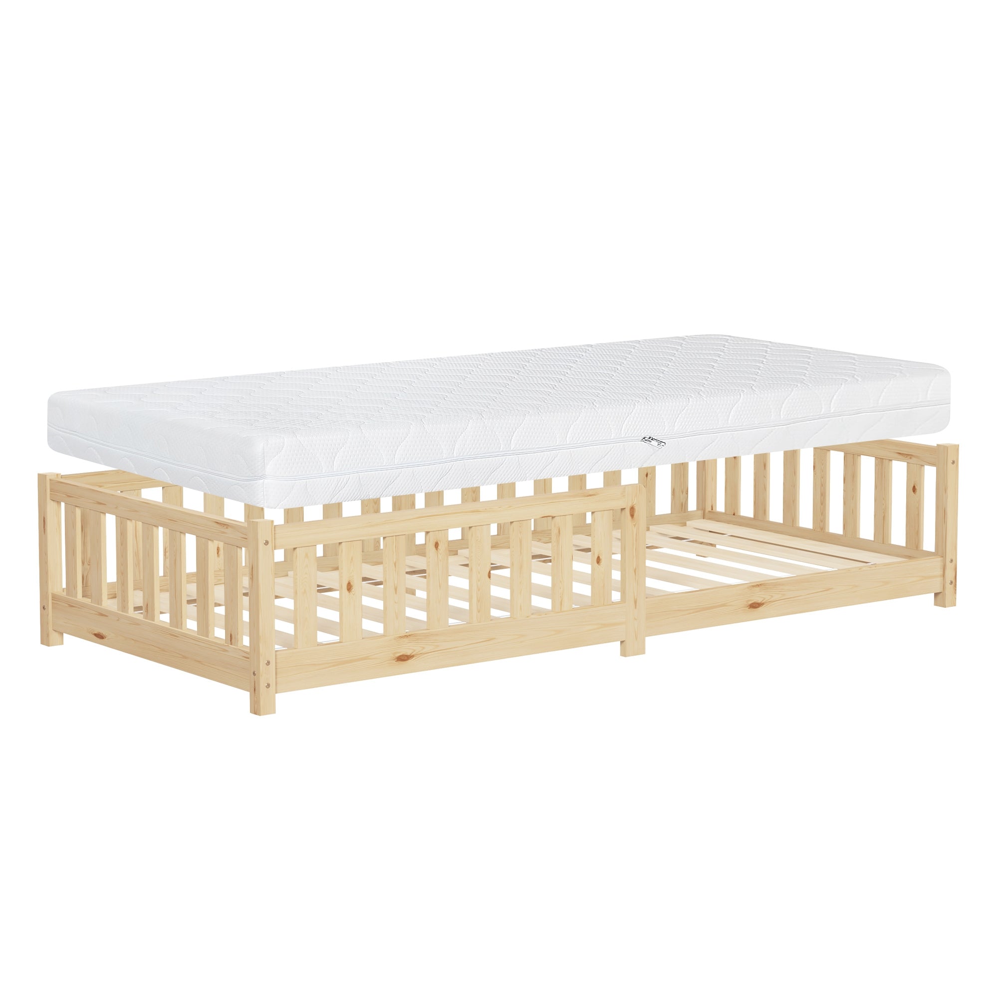 Houten bedframe met matras, daaronder een open bedframe.