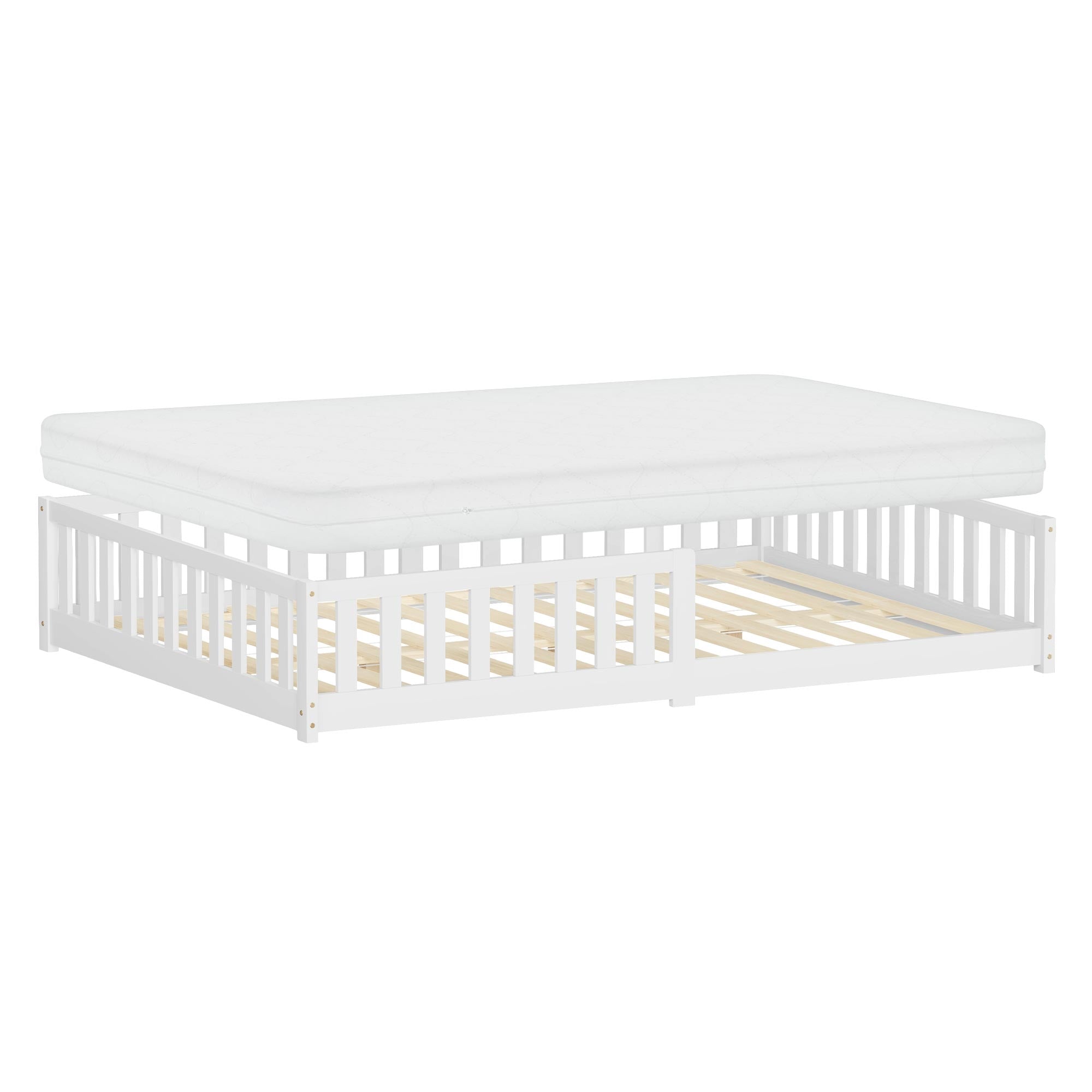 Lit d'enfant blanc avec sommier à lattes et sans matelas, sur un sol clair.
