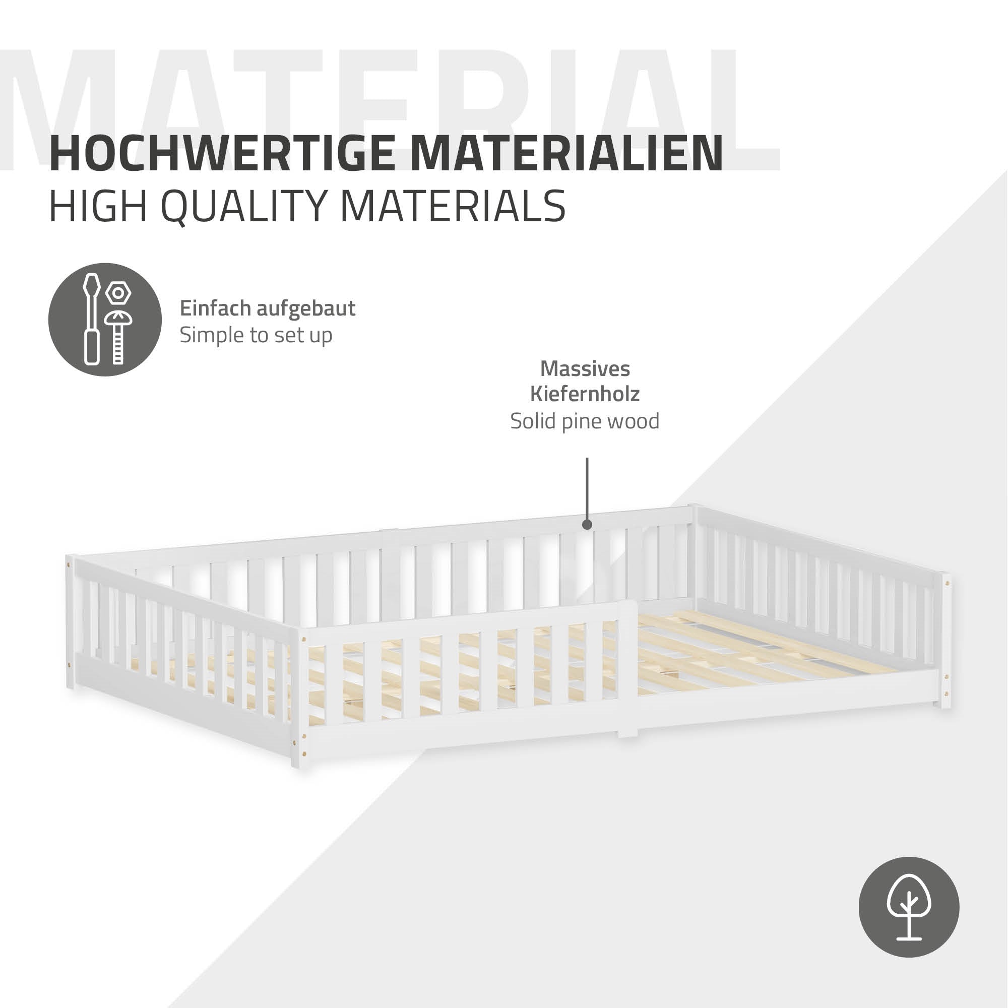 Ein Bett aus massivem Kiefernholz, unmontiert, mit Lattenrost.
