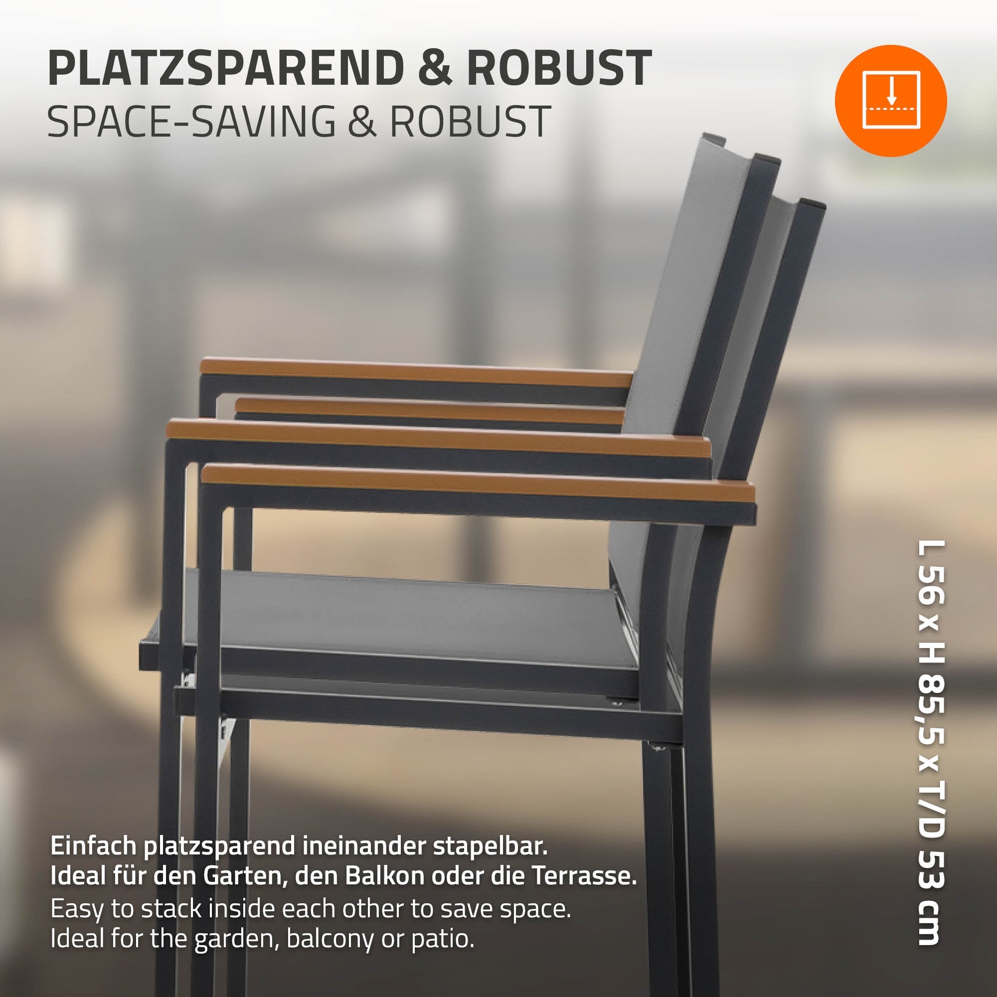 Zwei stapelbare Stühle mit Holzarmlehnen, seitlich angeordnet.