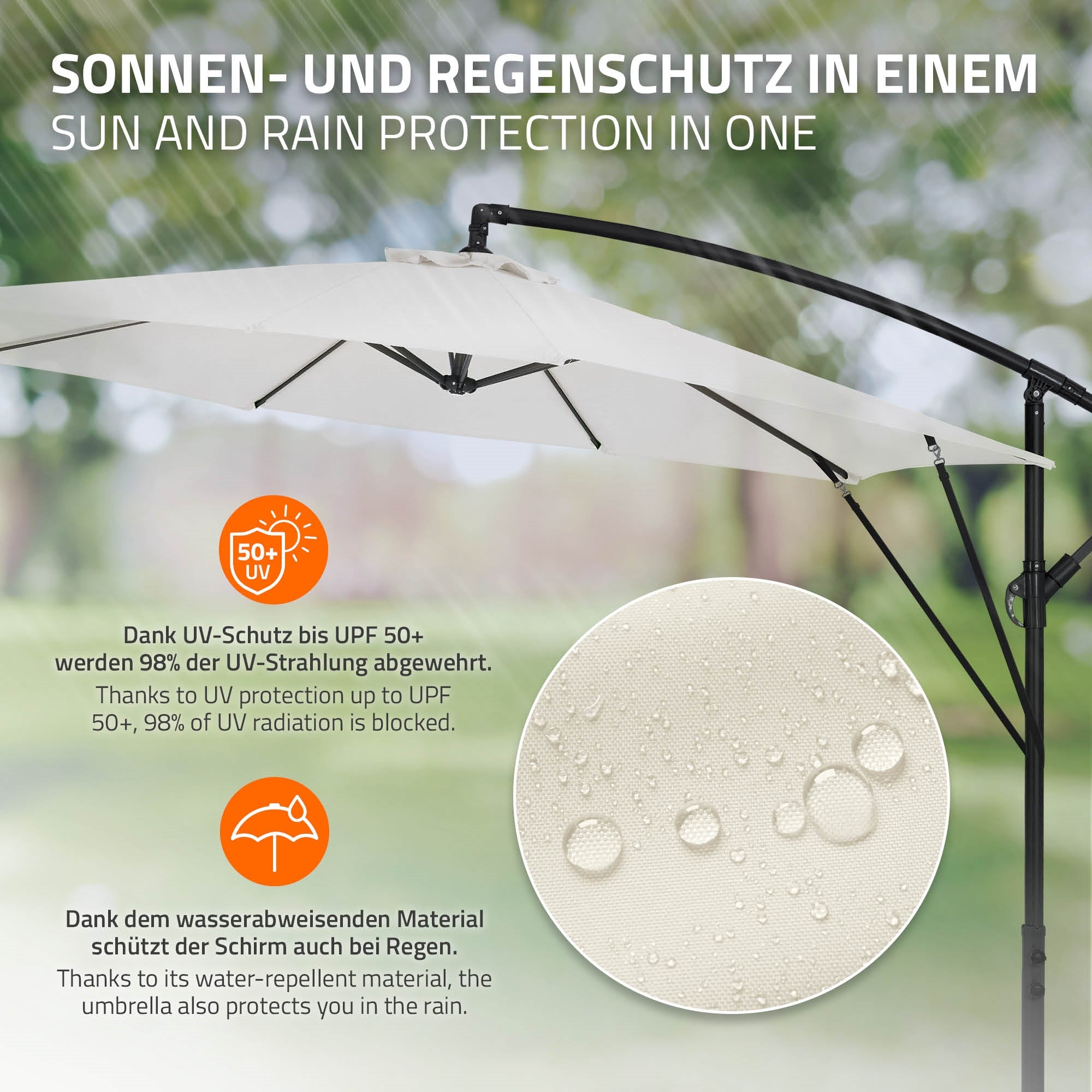Schirm in hellem Beige, auf schwarzem Gestell, mit Wassertropfen auf dem Stoff.