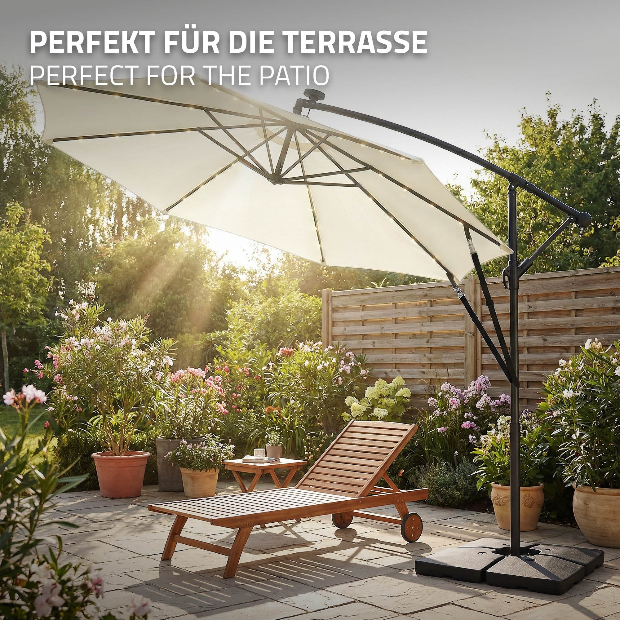 Sonnenschirm auf einer Terrasse, umgeben von Pflanzen und einem Liegestuhl.