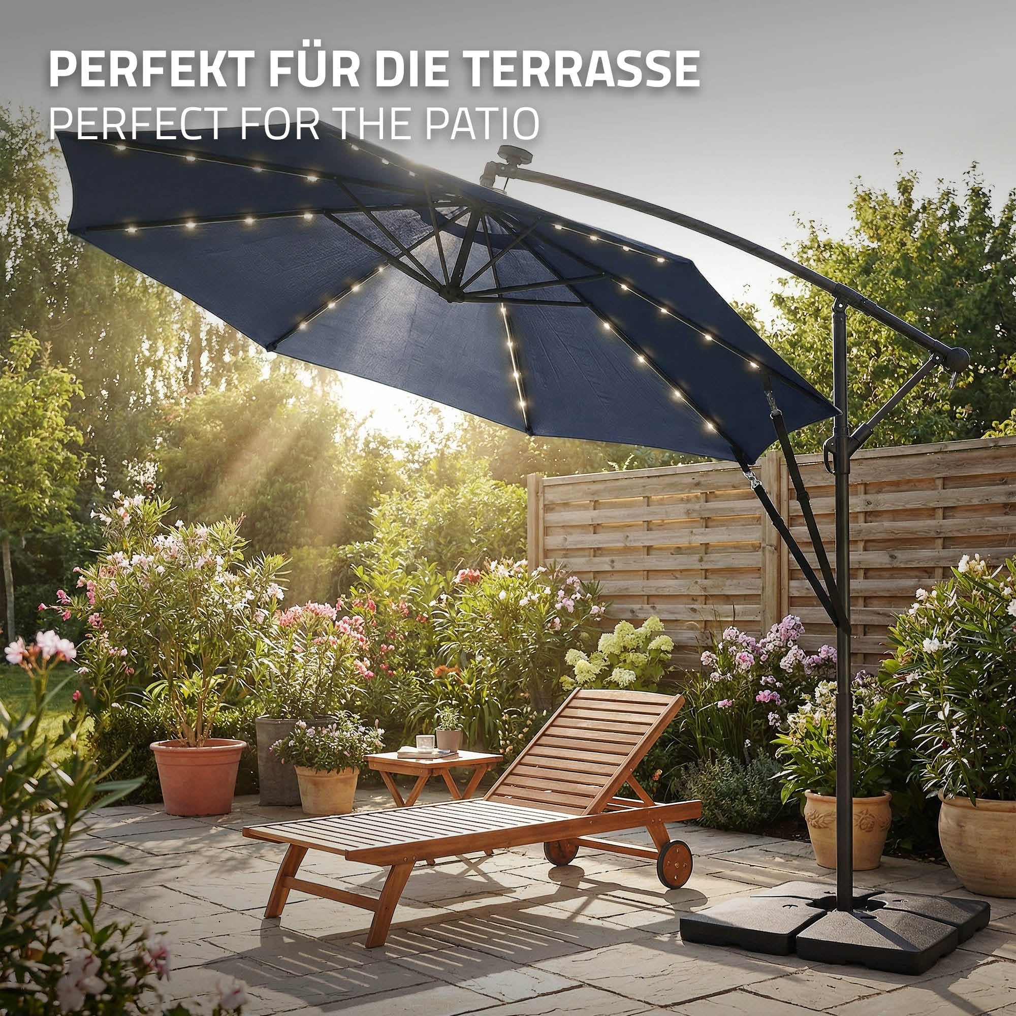 Sonnenschirm im Garten, mit Beleuchtung, umgeben von Pflanzen und Liege.