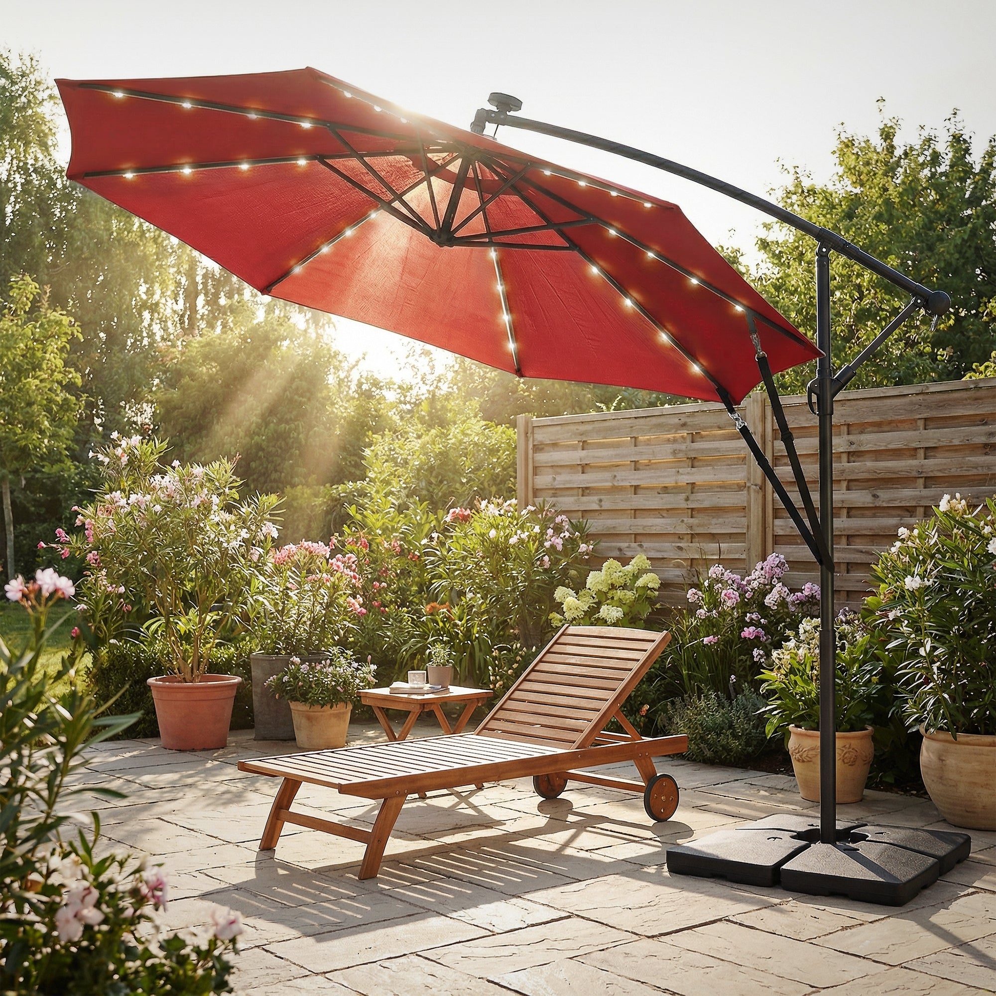 Sonnenschirm in roter Farbe, auf einer Terrasse mit Pflanzen.