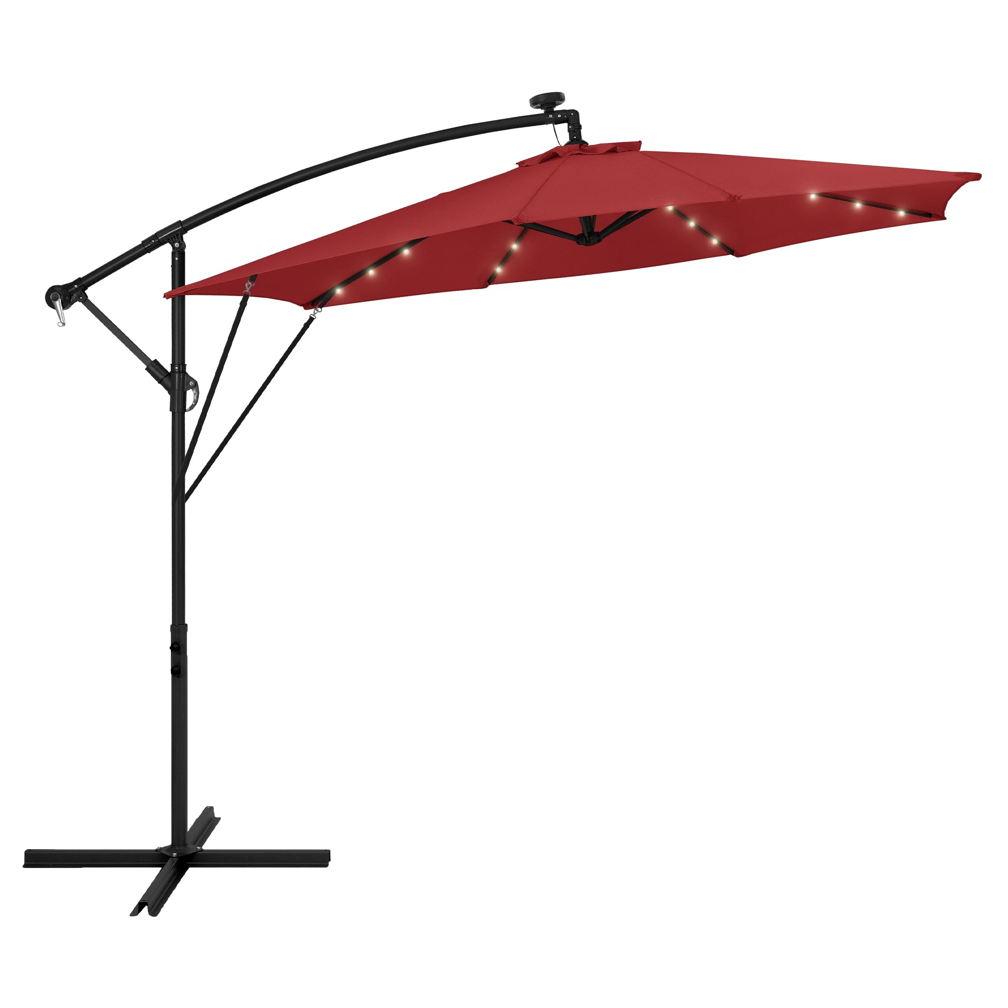 Roter Sonnenschirm mit Beleuchtung, aufgespannt und im Freien.