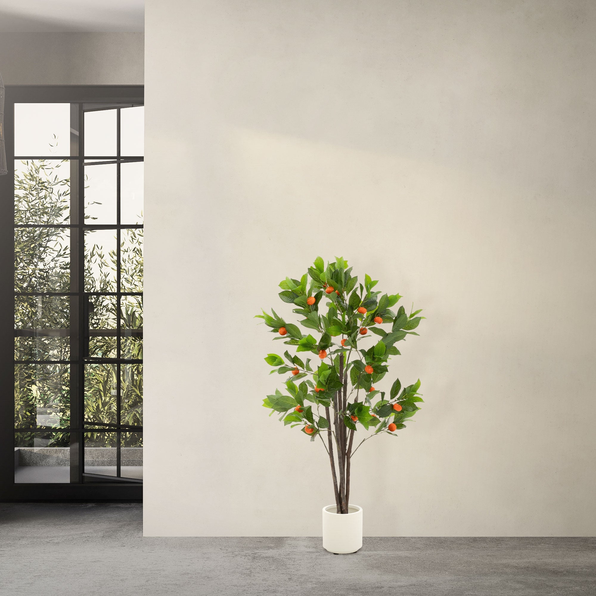 Ein künstlicher Baum in einem weißen Topf, vor einer Wand und einem Fenster.