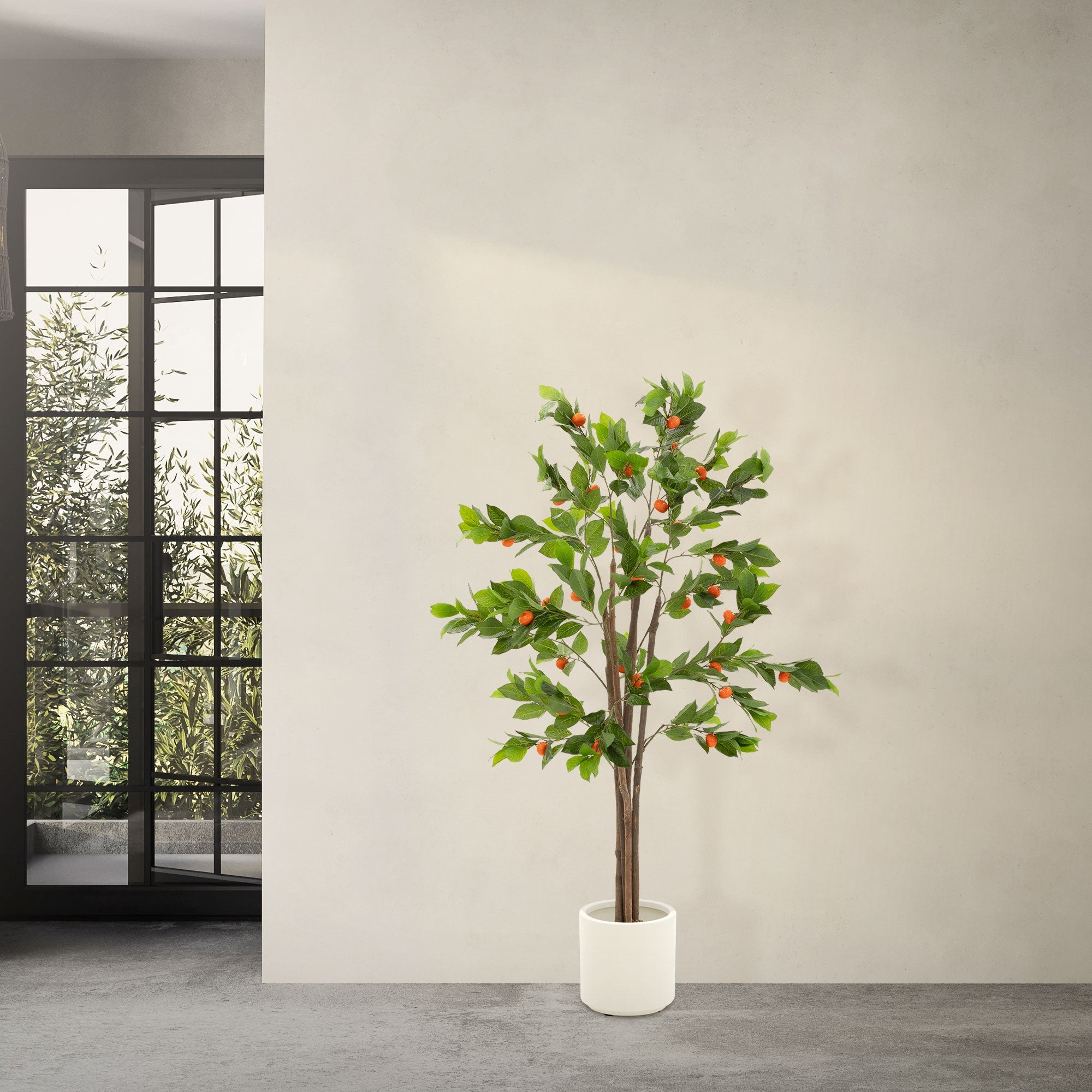 Kunstbaum mit Orangen, 160 cm hoch, steht vor einem Fenster in einem Raum.