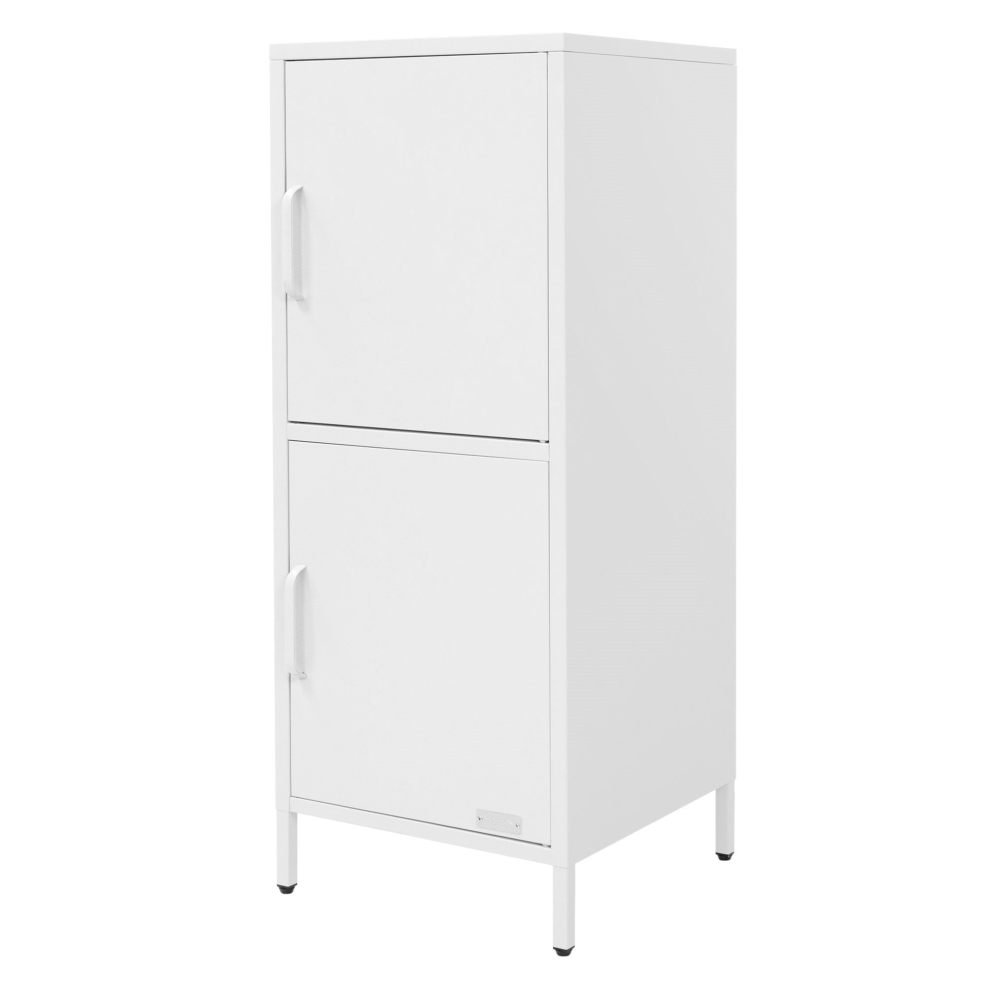 Weißer Schrank mit zwei Türen, auf einem weißen Hintergrund.