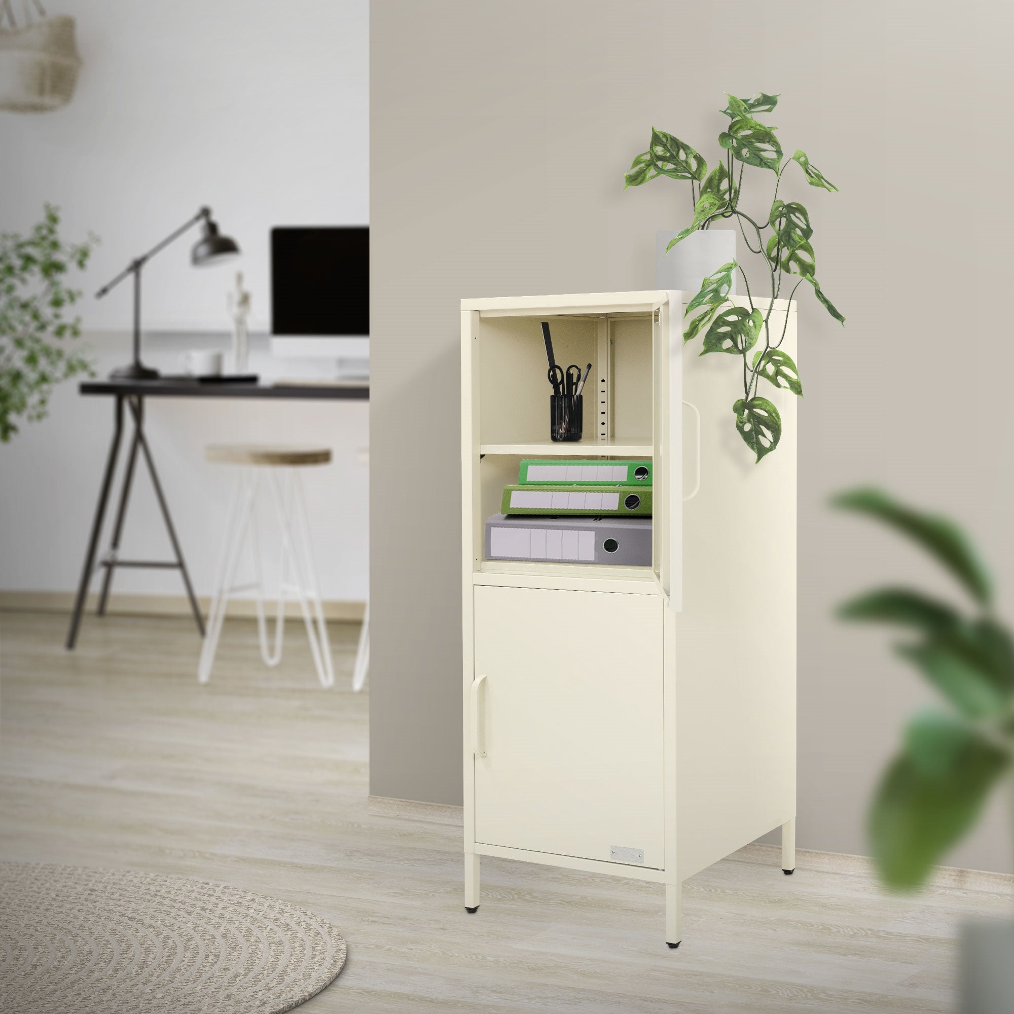 Ein beige Aktenschrank in einem Raum mit Pflanzen und einem Schreibtisch.