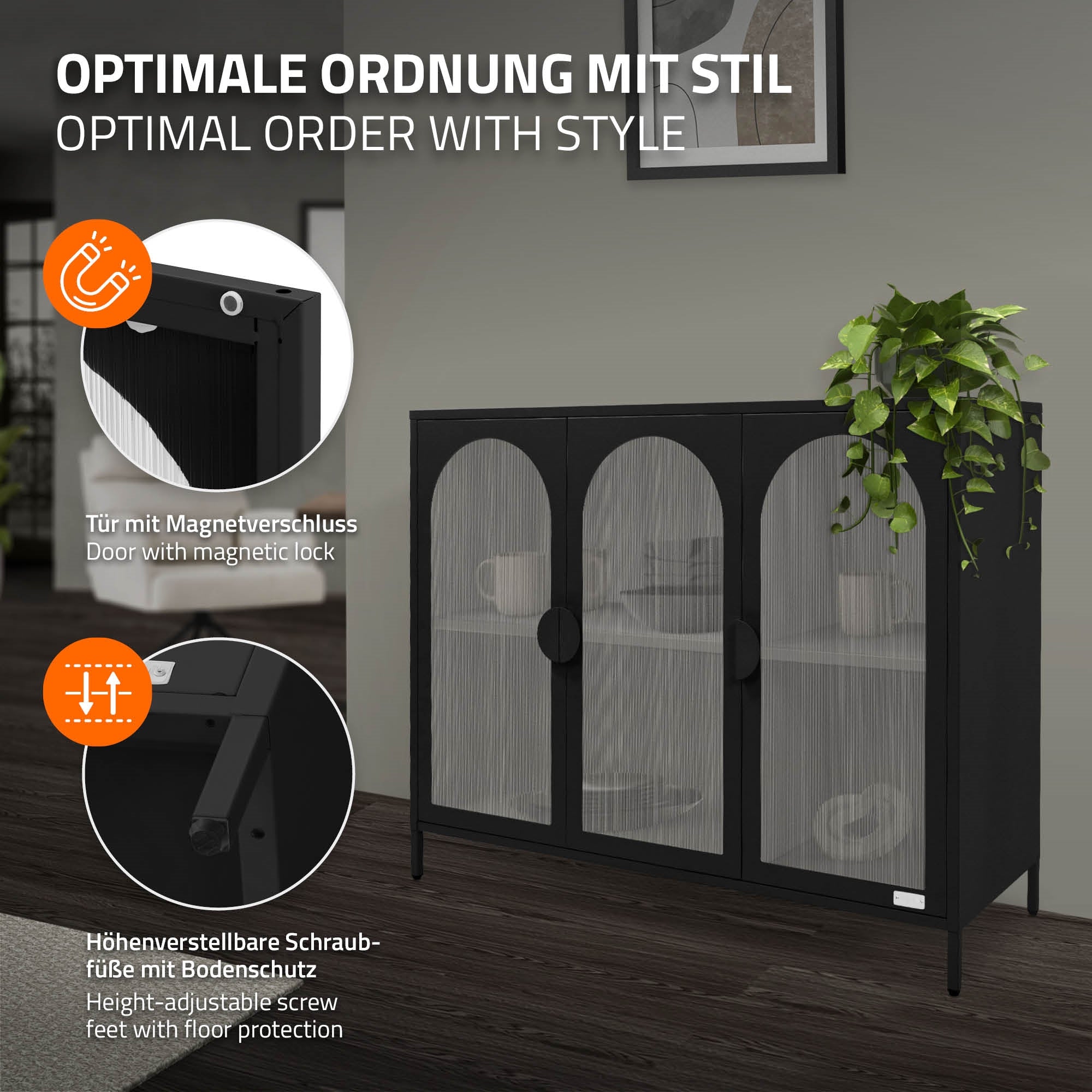 Sort skab med tre rum, dør med magnetlukning.
