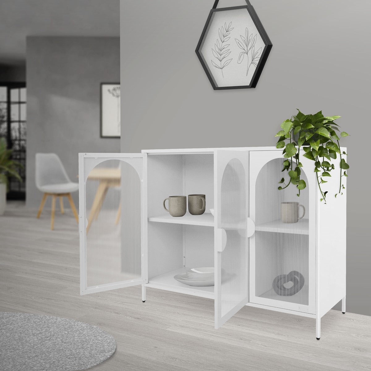Weißer Schrank mit offenen Türen, Pflanzen und Geschirr auf den Regalen.