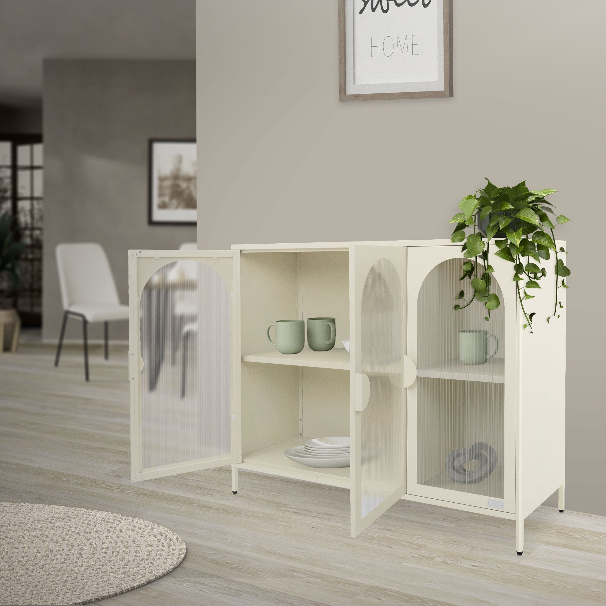 Armoire beige avec deux portes, remplie de vaisselle et de plantes.