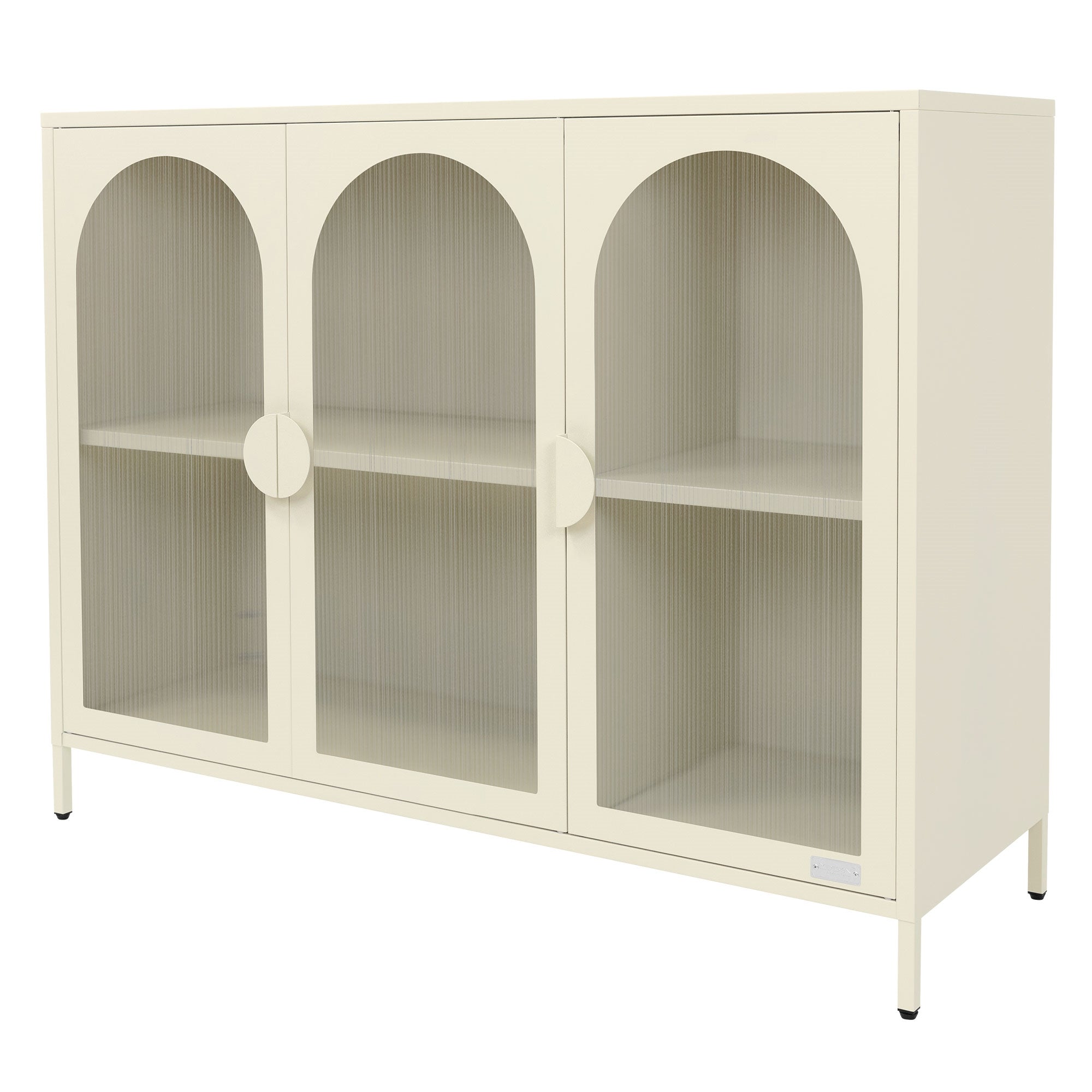 Dreitüriger, cremefarbener Schrank mit Glastüren und Regalen.