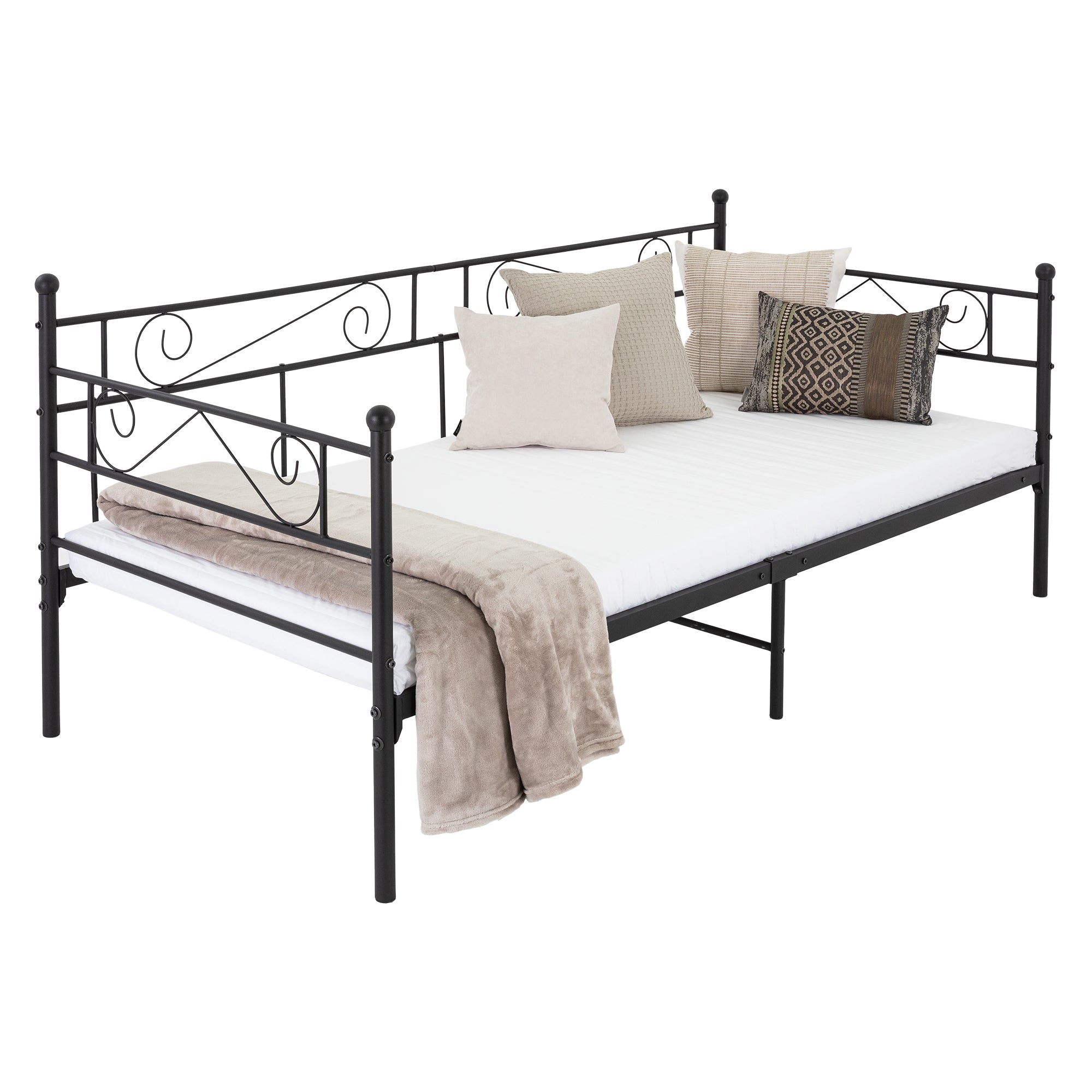 Cama de día de metal negro con cojines y manta.