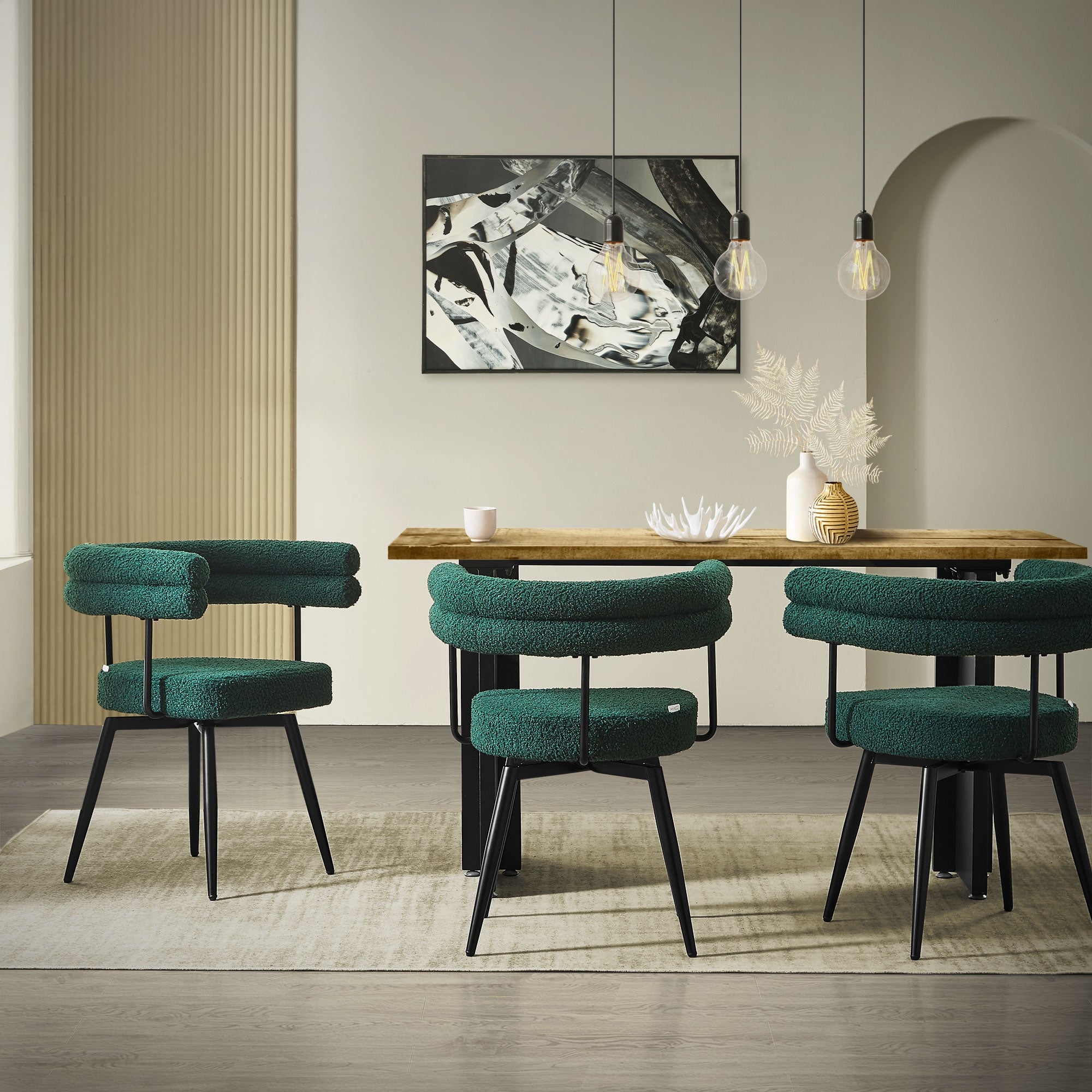 Esszimmer mit grünem Stuhlset und Holztisch, dekoriert mit einer Vase.
