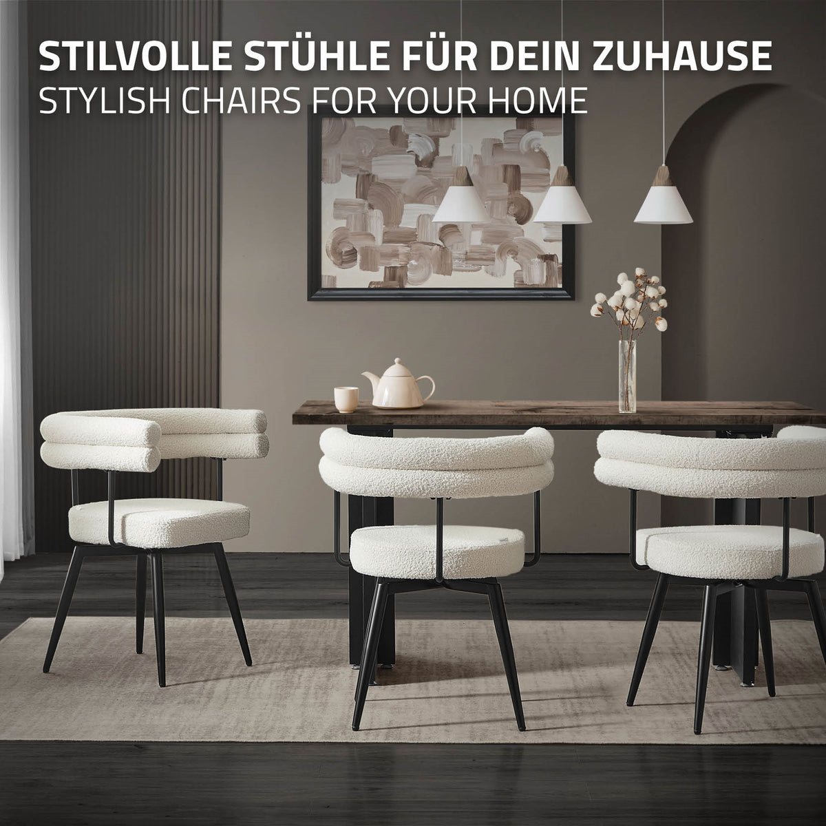 Esszimmer mit stilvollen Stühlen und einem Tisch.