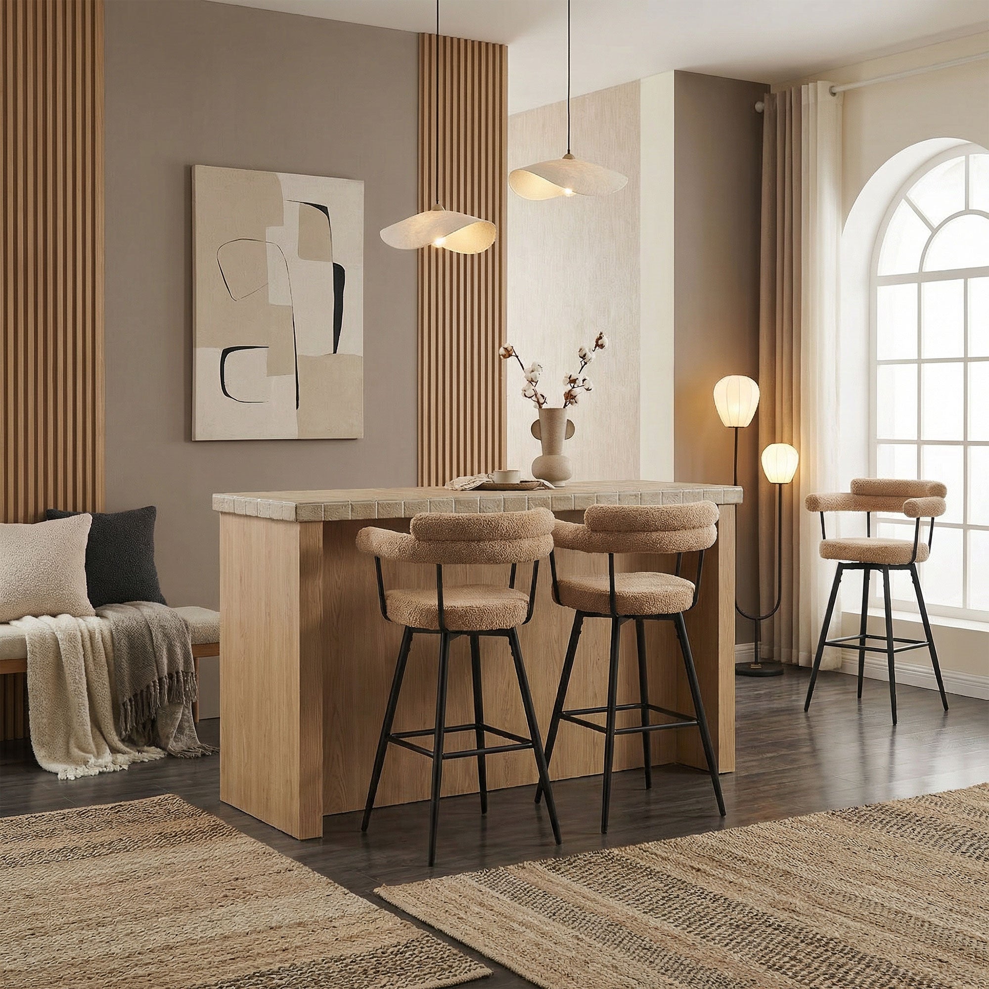 Moderne Küche mit Holzinsel und Barhockern in einem hellen Raum.