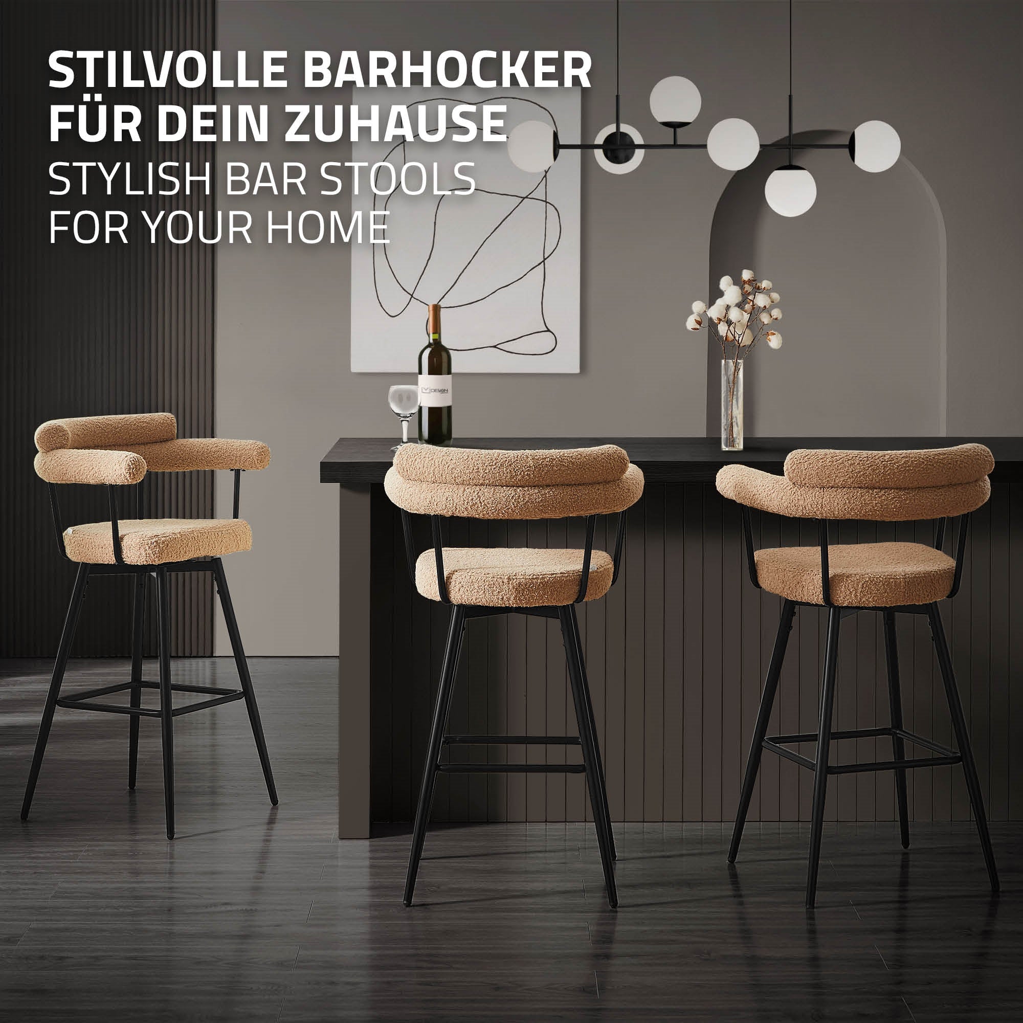 Drei stilvolle Barhocker an einer dunklen Theke mit einer modernen Lampe.