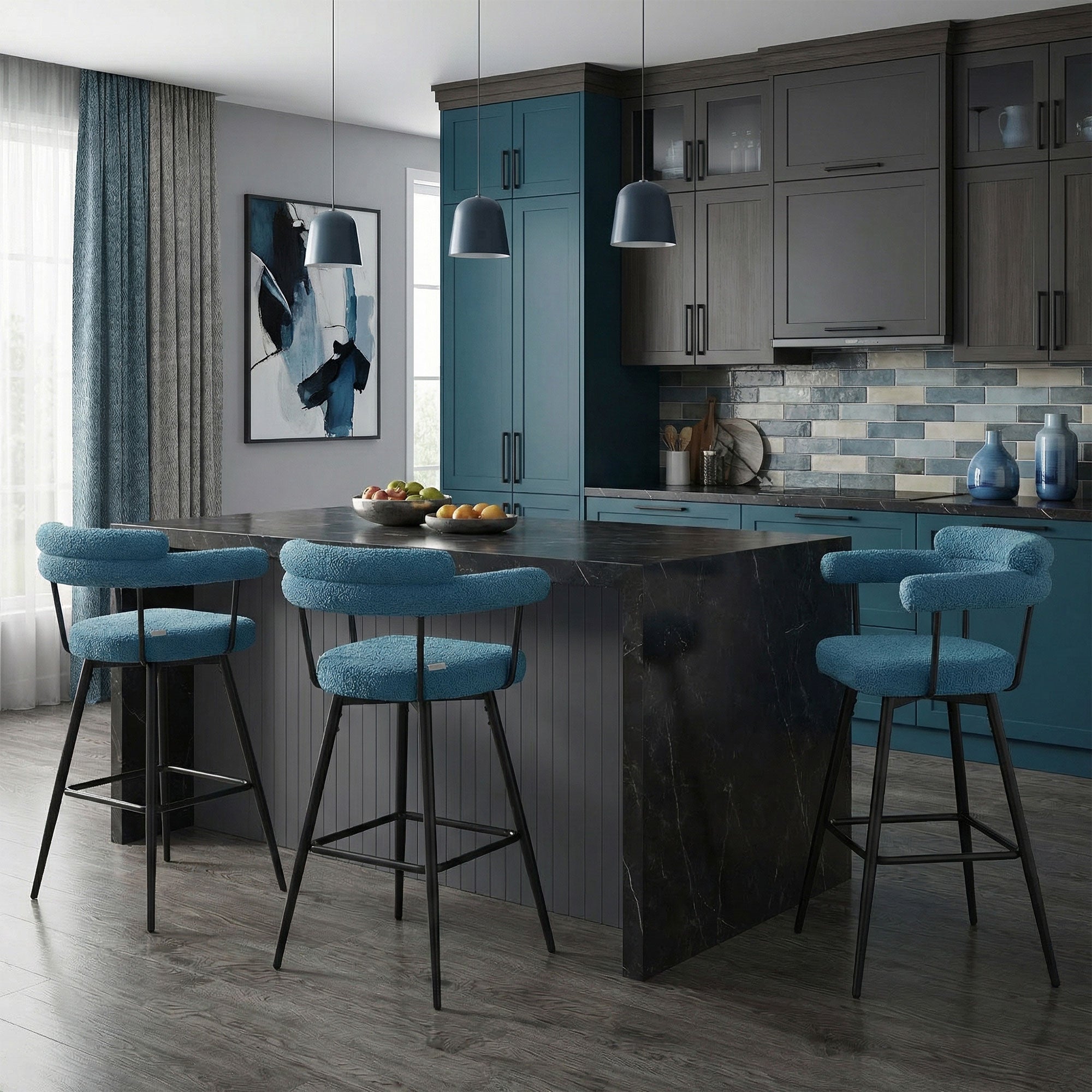 Moderne Küche mit blauen Barhockern und einer großen Kücheninsel.