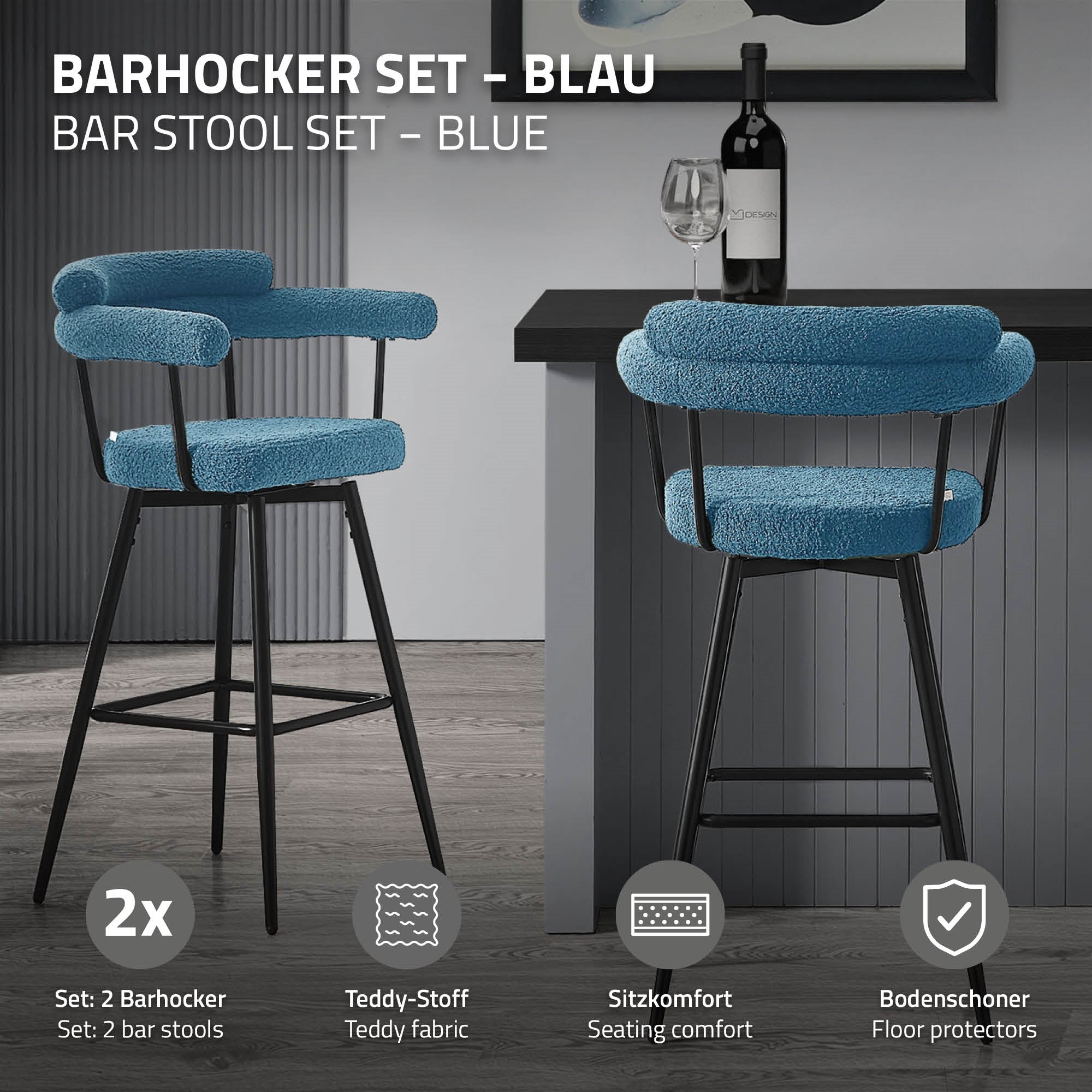 Zwei blaue Barhocker mit Teddy-Stoff an einer dunklen Theke, eine Flasche Wein im Hintergrund.