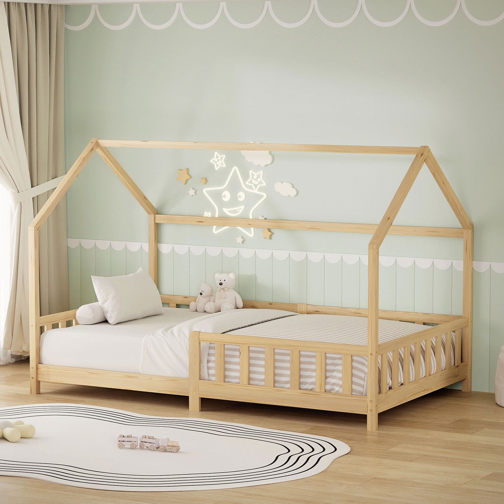 Holzbett mit Dachform, Kissen und Plüschbär, an einer hellgrünen Wand.