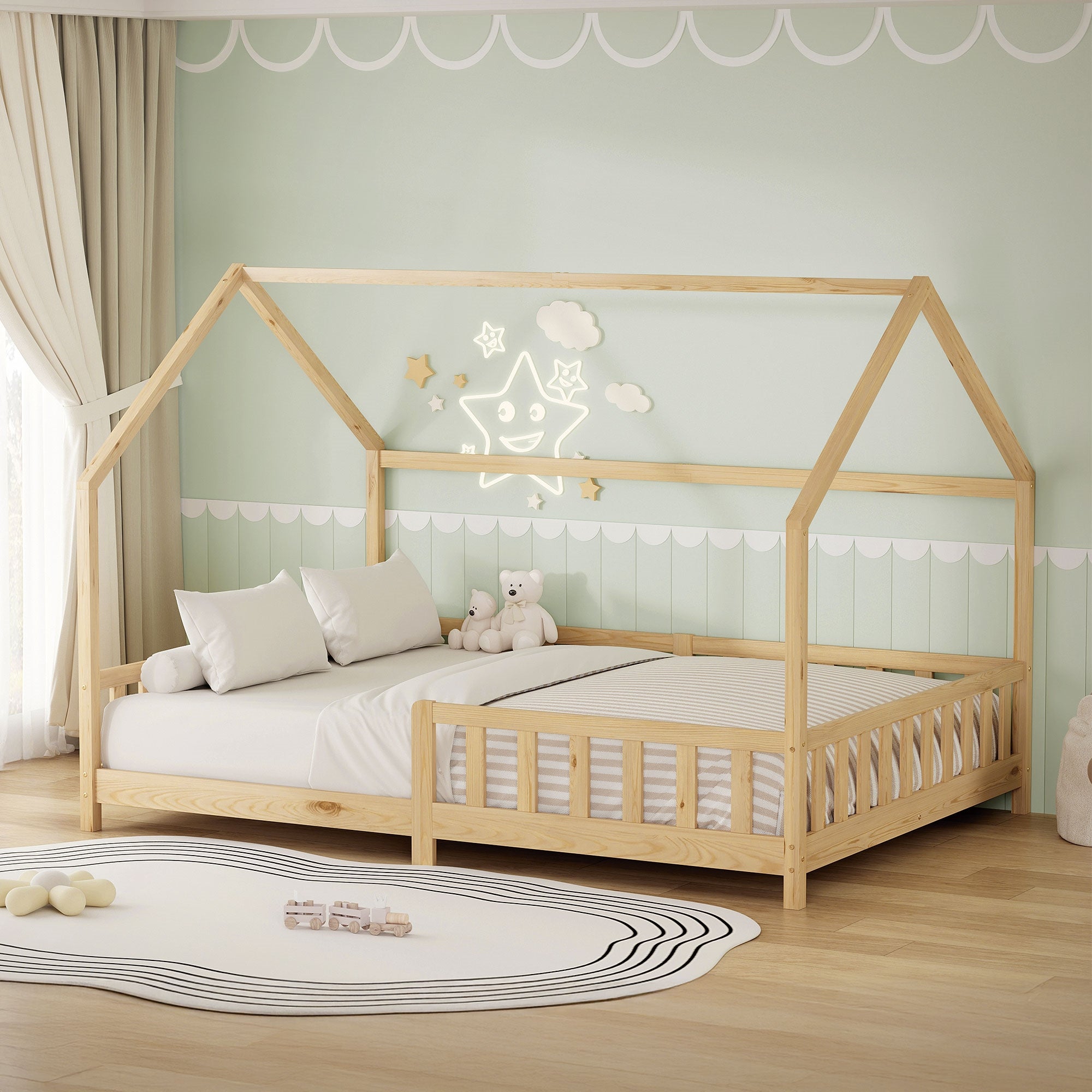 Holzhausbett mit Kissen und Spielzeug in einem hellen Kinderzimmer.
