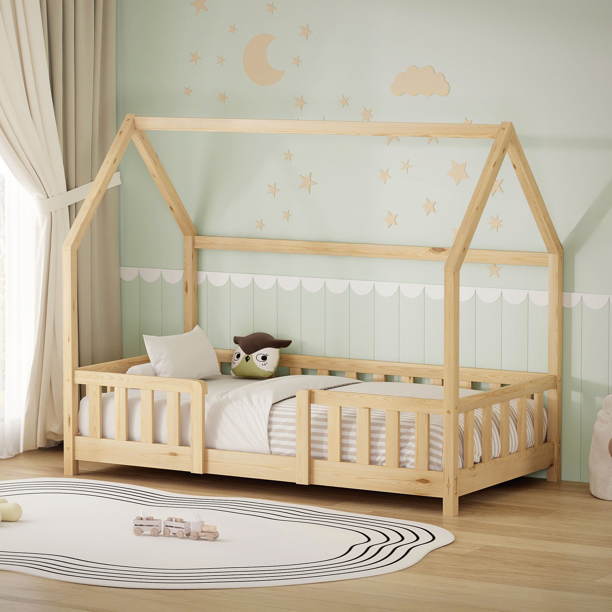 Cuna de color madera con almohada y manta en una habitación clara.