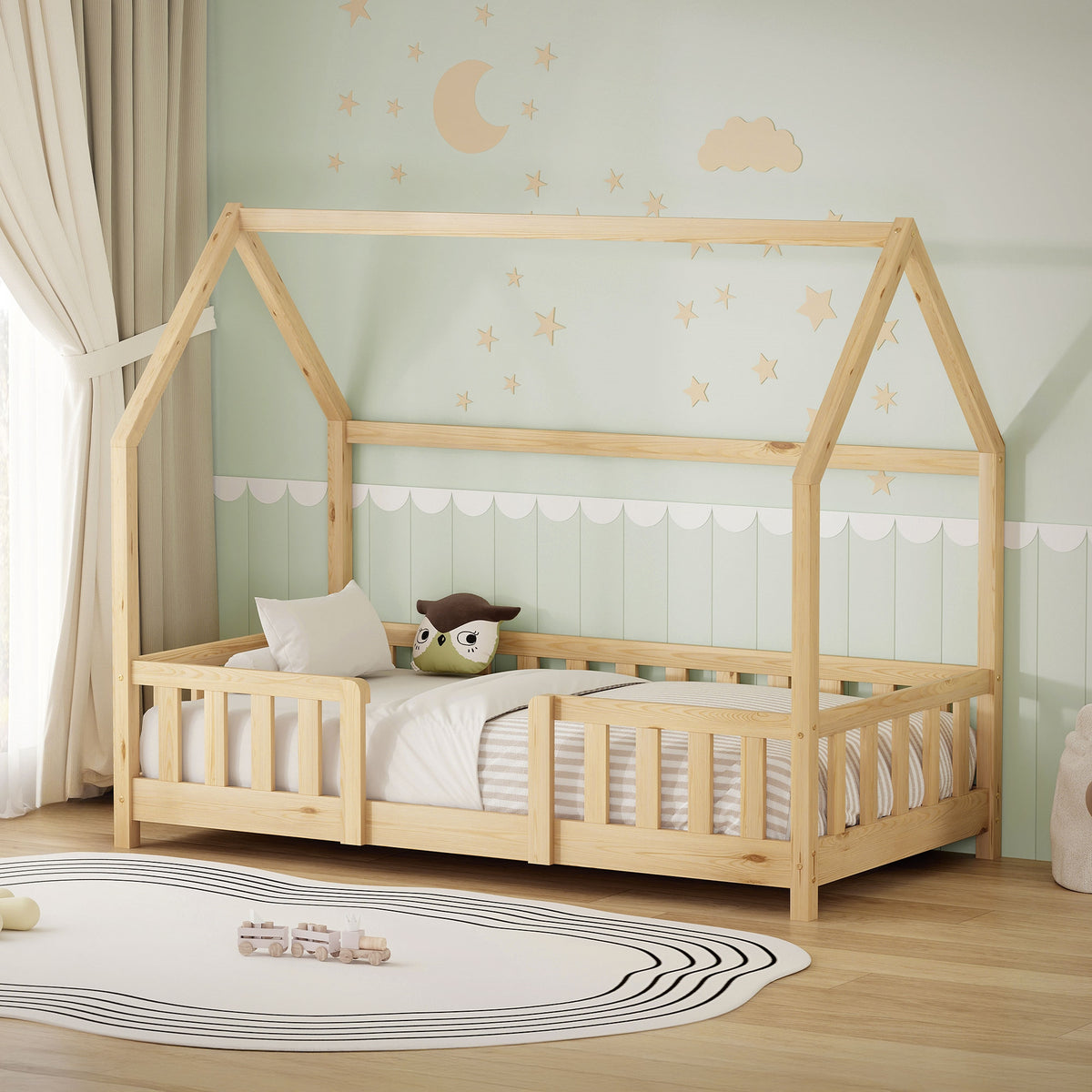 Lit d'enfant en bois avec coussin et couverture dans une pièce lumineuse.