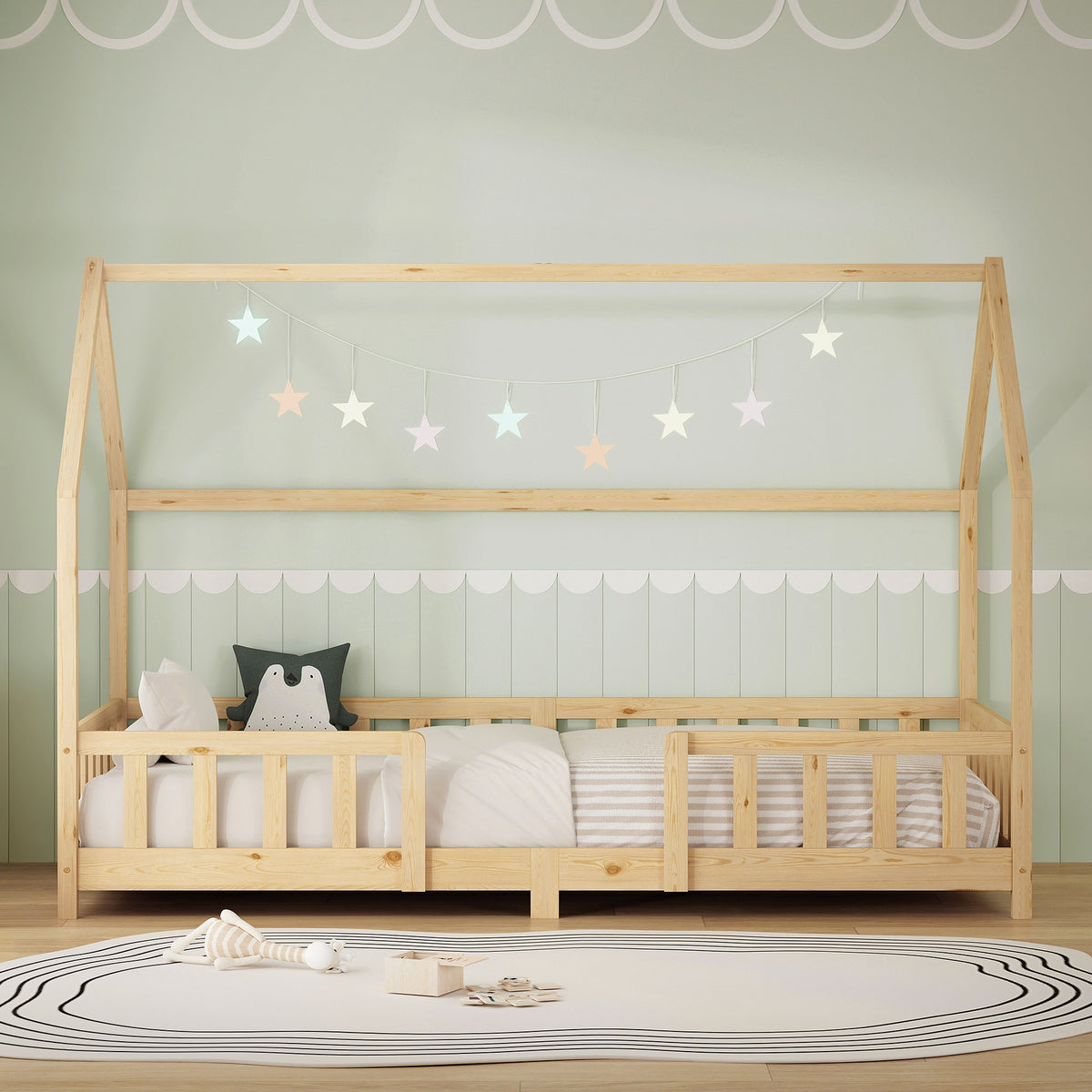 Holz-Kinderbett mit Sternenlichtern und gestreifter Bettwäsche.
