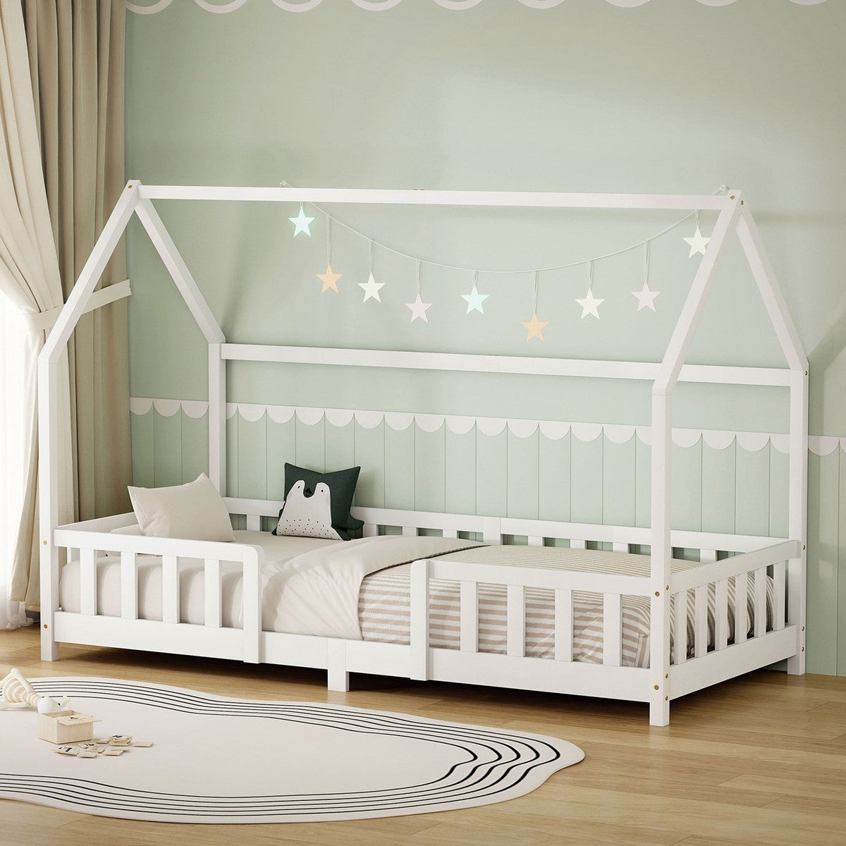 Uma cama branca com luzes em forma de estrela num quarto luminoso.