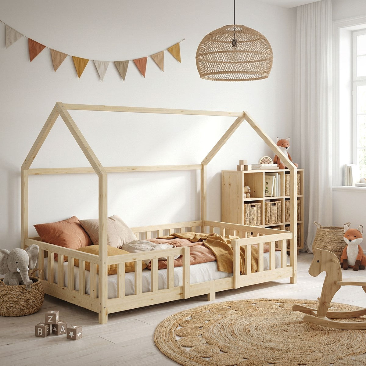 Cama de madera con forma de casa, con barandillas laterales y ropa de cama beige en un dormitorio infantil.