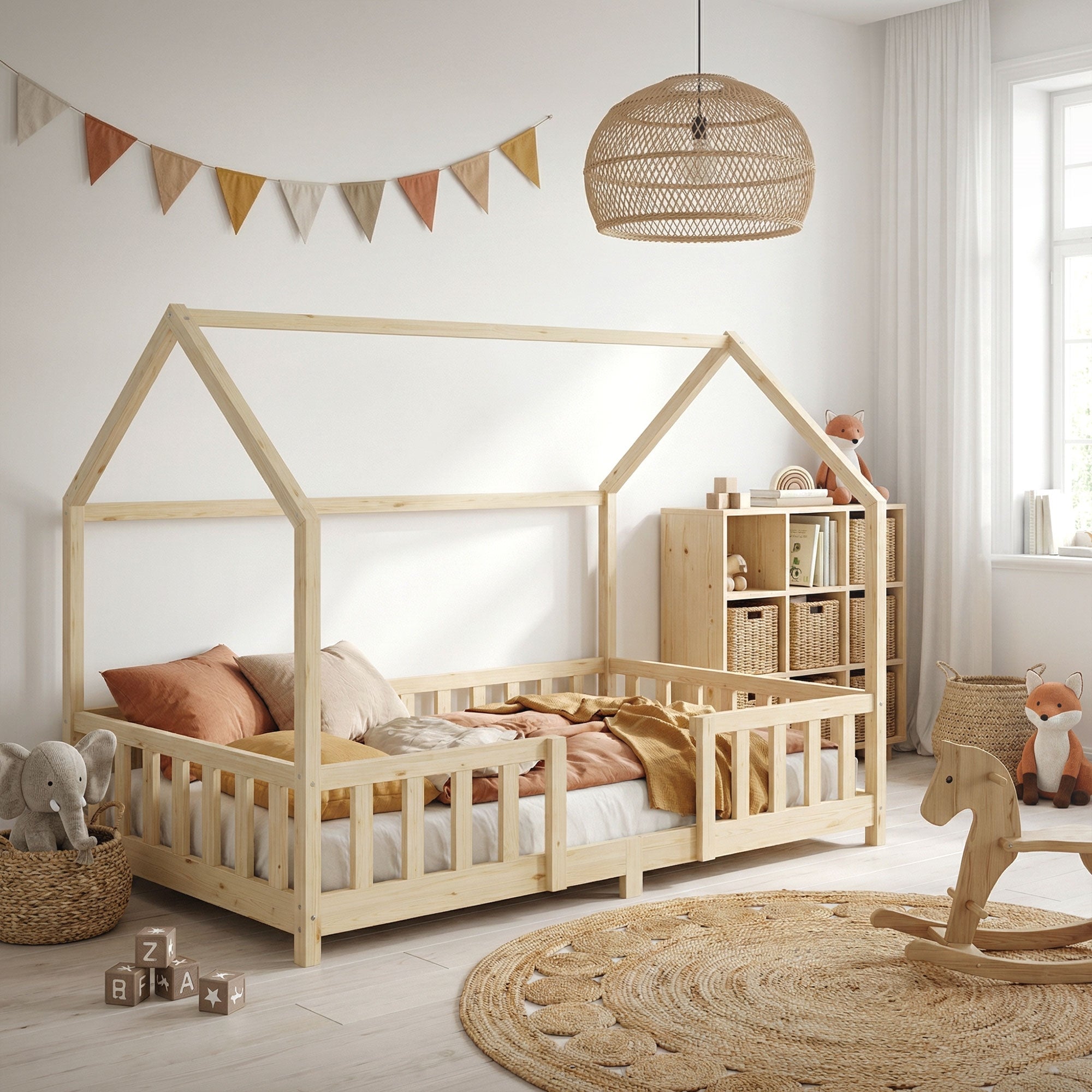 Una cameretta luminosa con un letto in legno e giocattoli nella stanza.