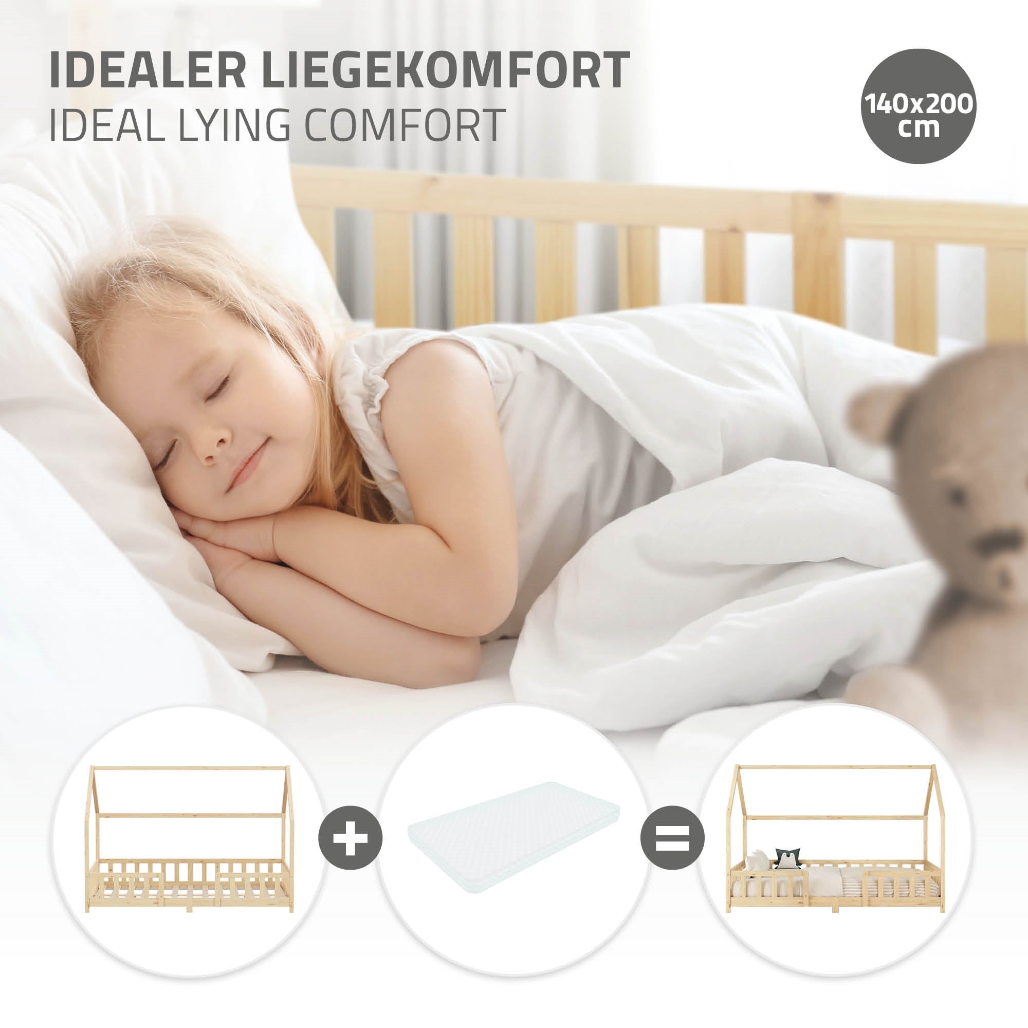Un bambino dorme in un letto con biancheria bianca e un giocattolo.