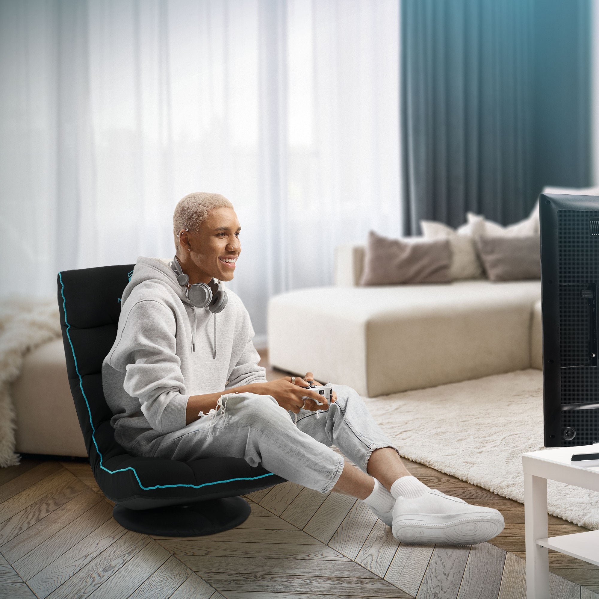 Giovane uomo seduto su una sedia da gaming e gioca ai videogiochi.