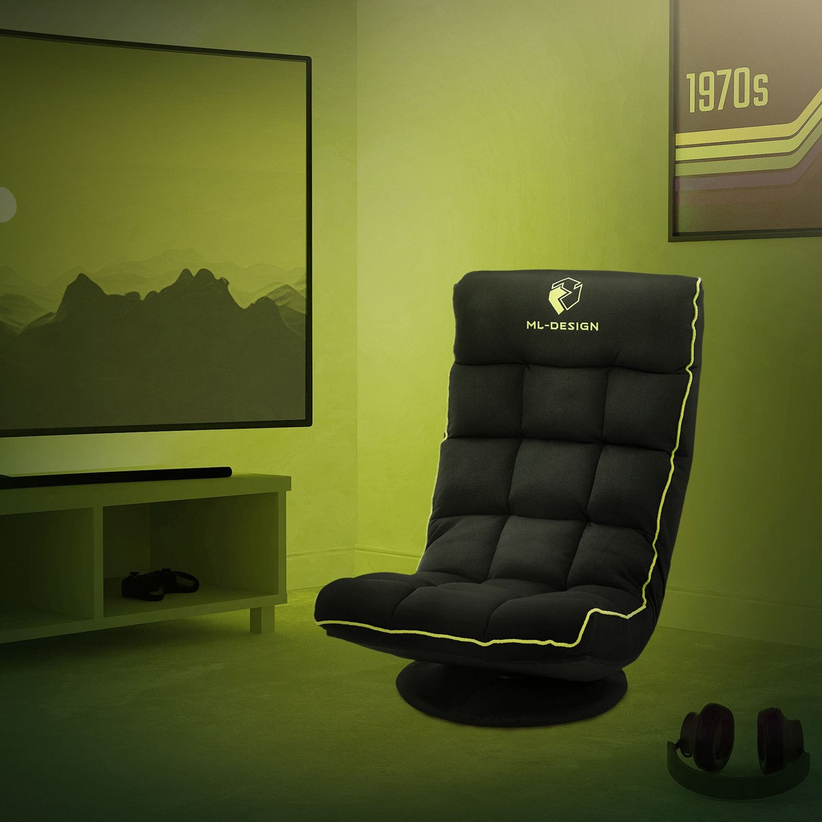 Ein schwarzer Gaming-Stuhl in einem grünen Raum vor einem Fernseher.