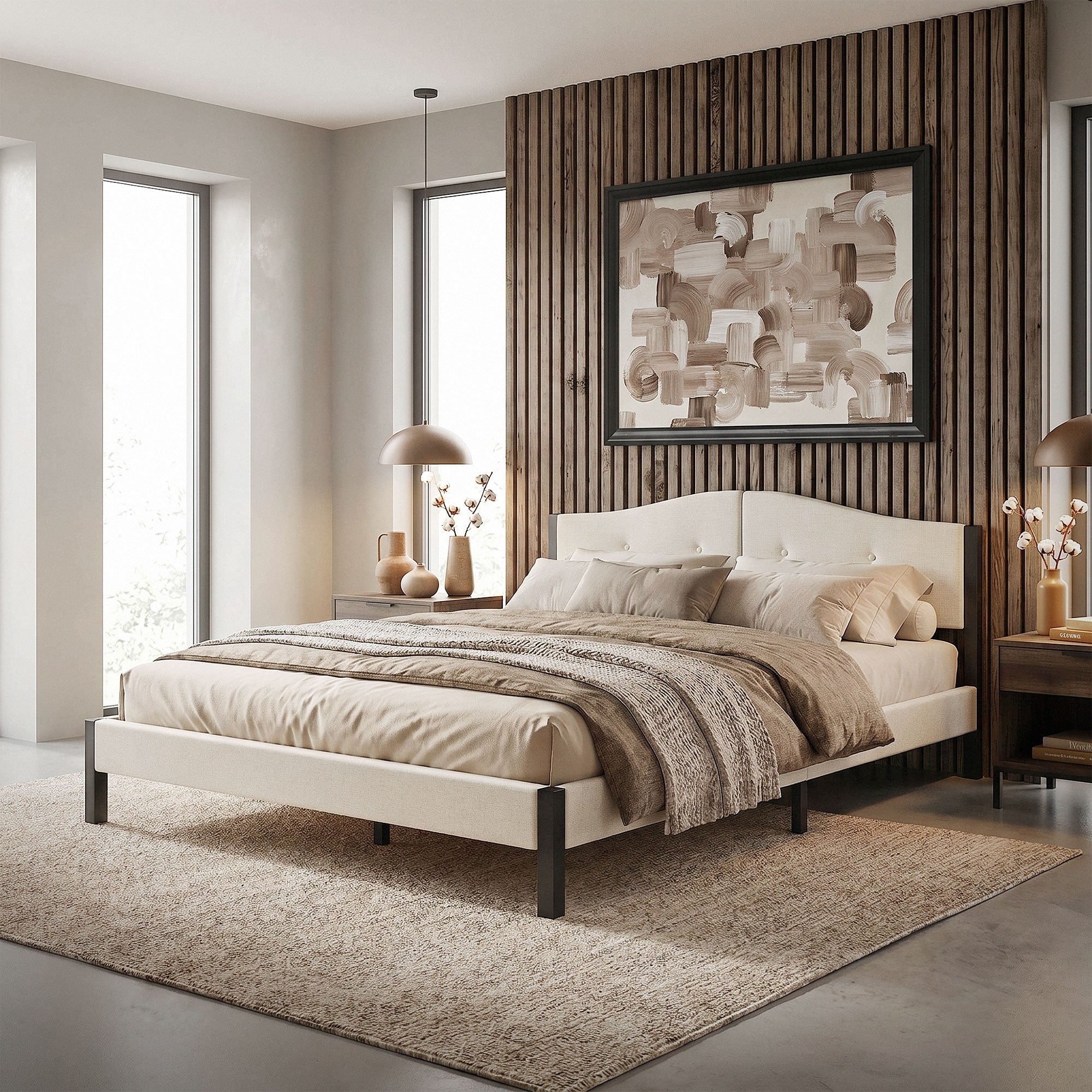 Beige Polsterbett in einem hellen Raum mit Fenster und dekorativen Elementen.