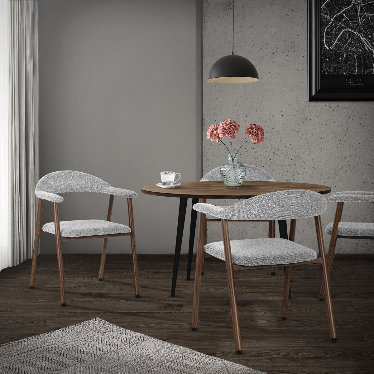 Uma área de refeições com uma mesa redonda, duas cadeiras e um vaso com flores.