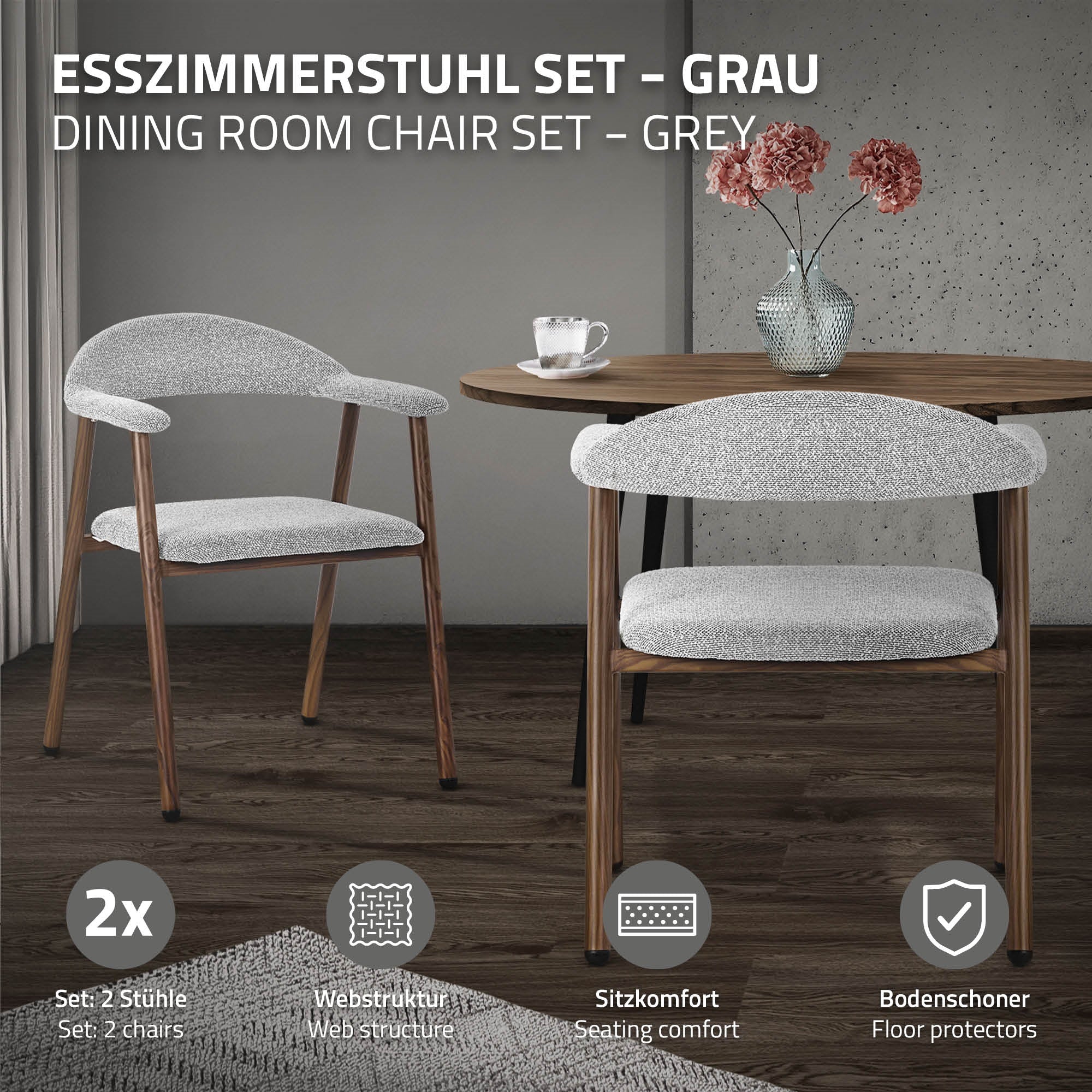 Zwei graue Esszimmerstühle neben einem Tisch.