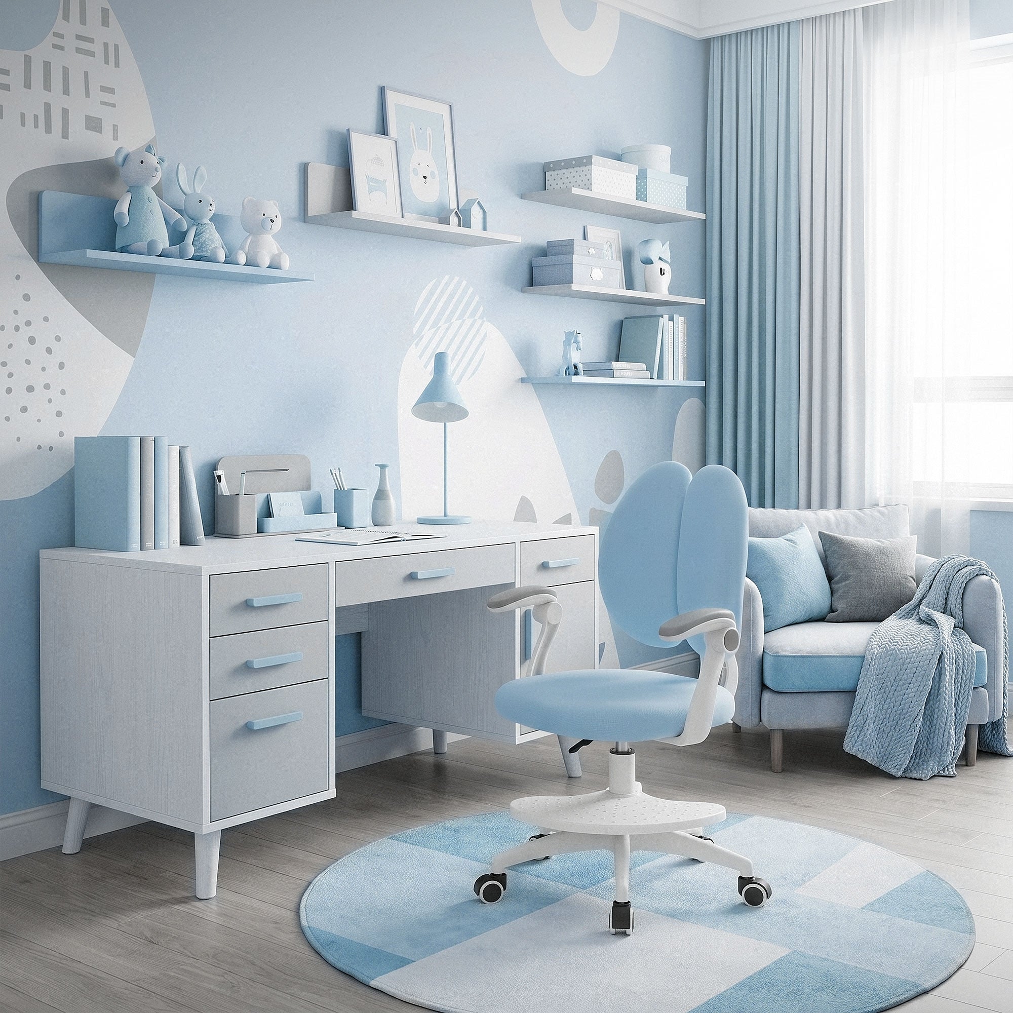 Helles Arbeitszimmer mit blauen Wänden, Schreibtisch und bequemen Stuhl.
