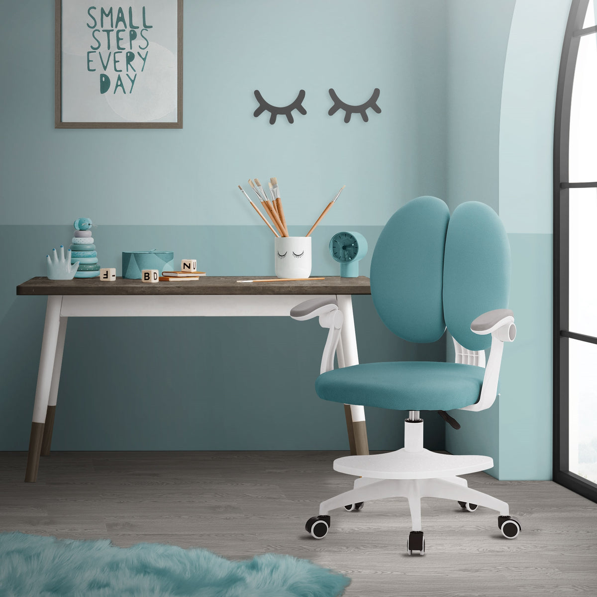 Büro mit türkisfarbenem Stuhl und Schreibtisch, dekoriert mit Stiften und Accessoires.