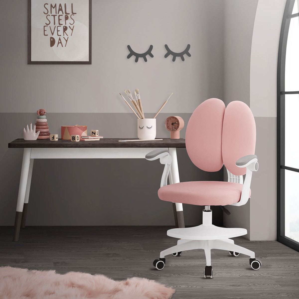 Büro mit pinkem Stuhl, Schreibtisch und dekorativen Elementen.