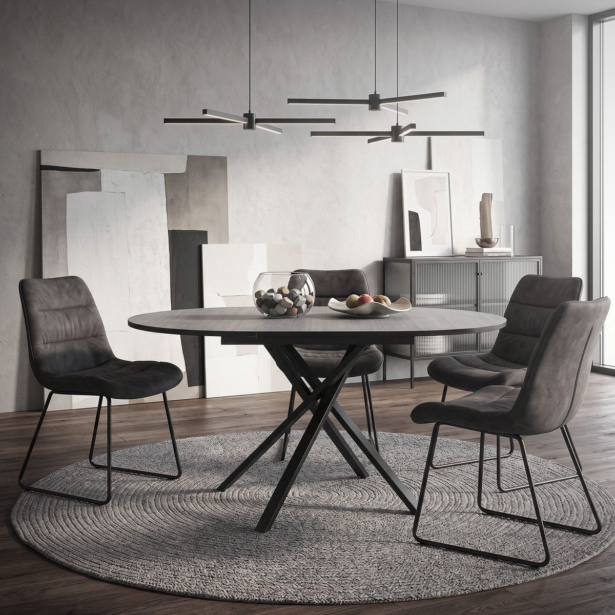 Uma área de refeições moderna com um tampo de mesa redondo e quatro cadeiras sobre um tapete redondo.