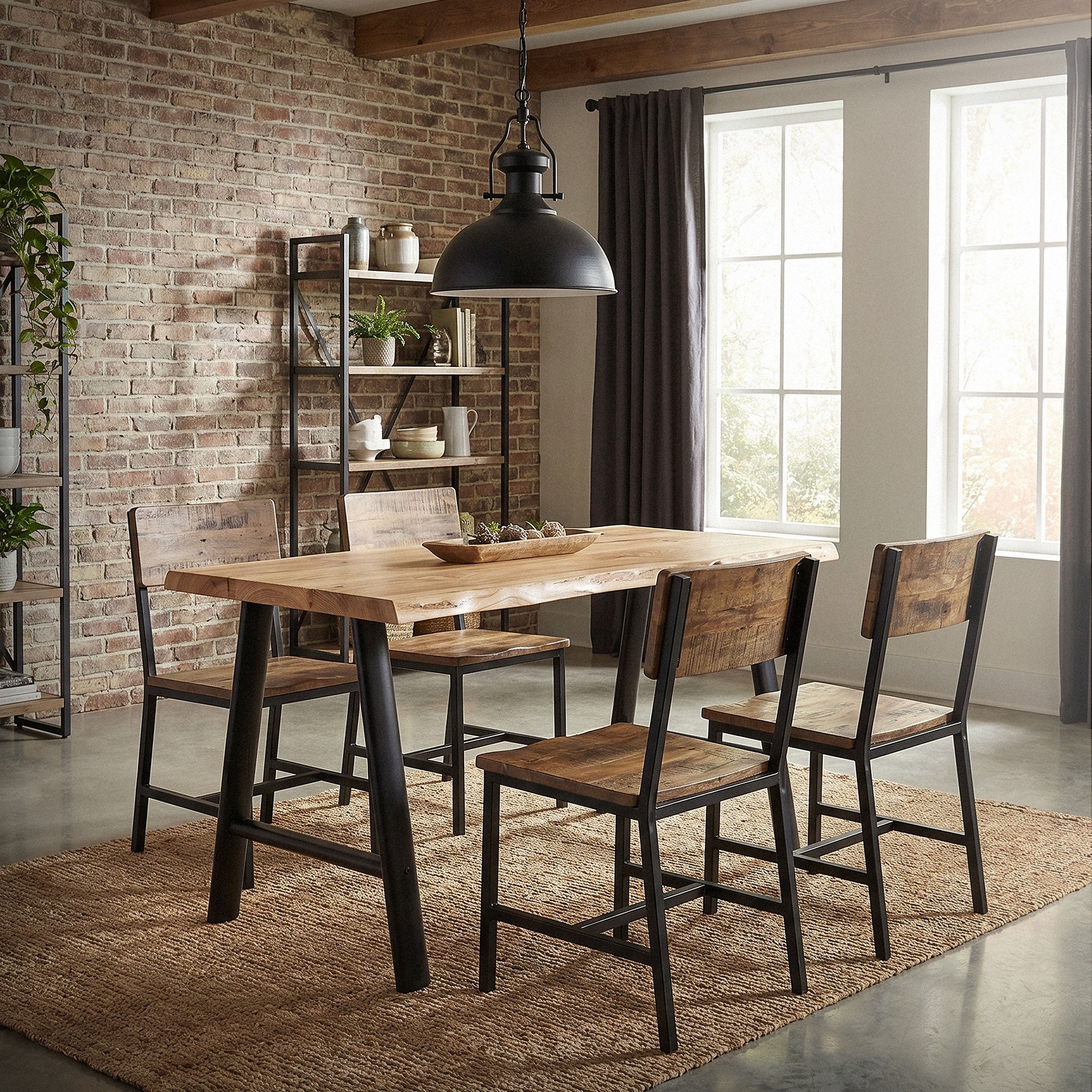 Una sala da pranzo con un tavolo in legno e quattro sedie.