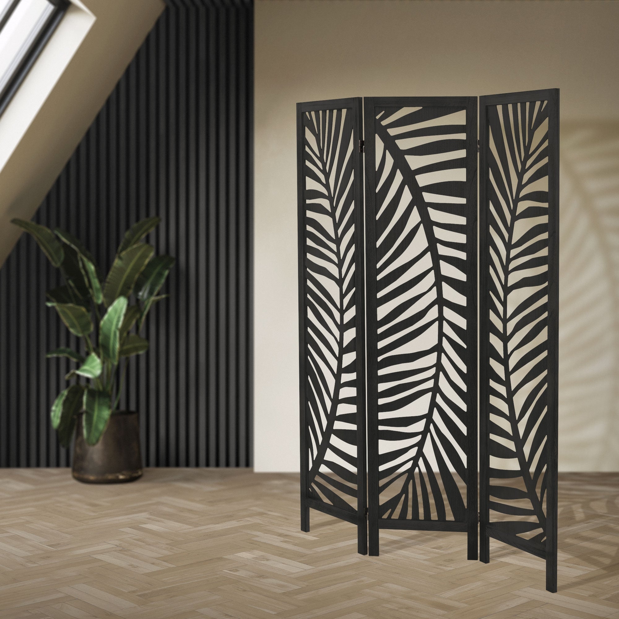 Raumteiler aus Holz in einem Raum mit Pflanzen und Holzfußboden.