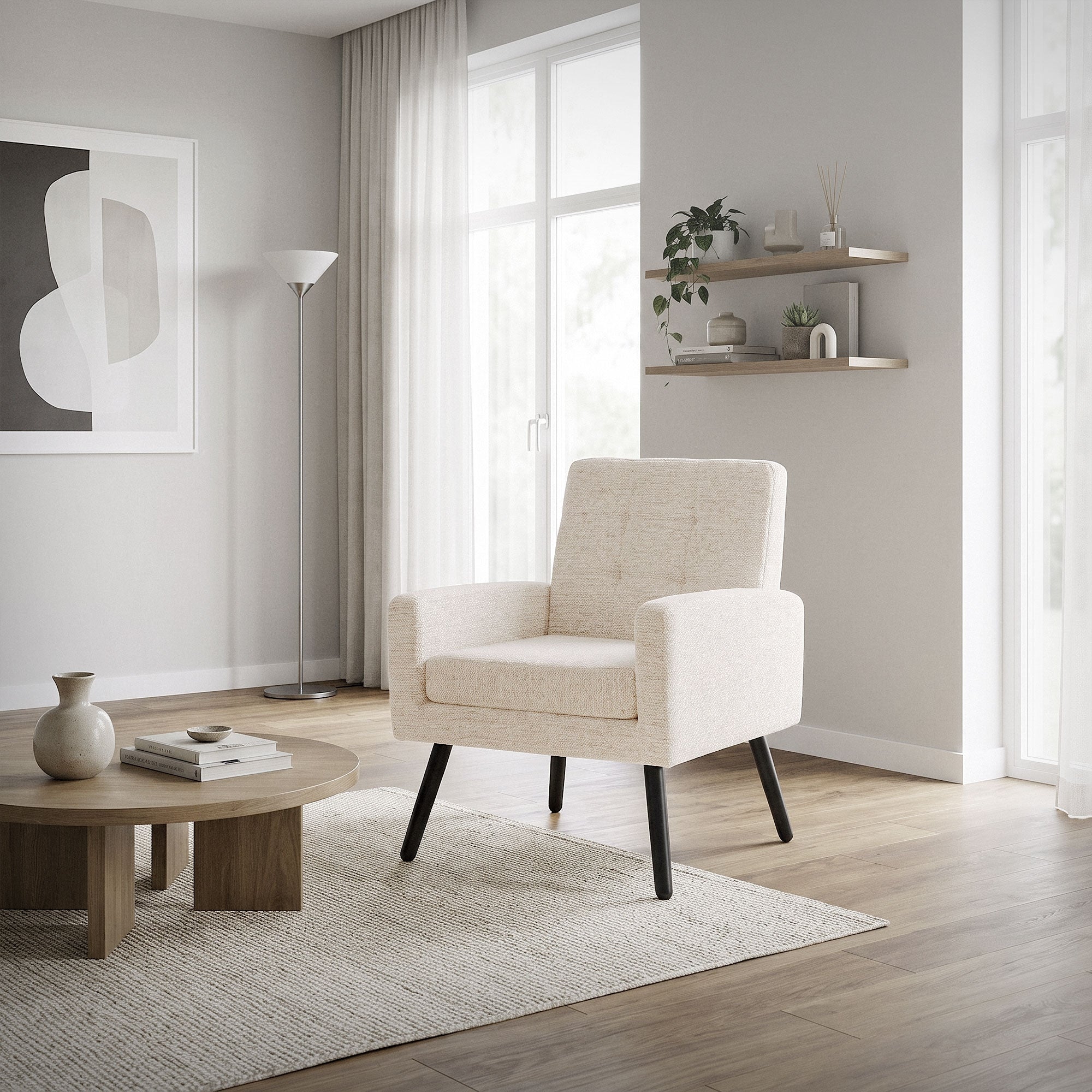 Un sillón claro está al lado de una mesa en una habitación moderna con suelo de madera.
