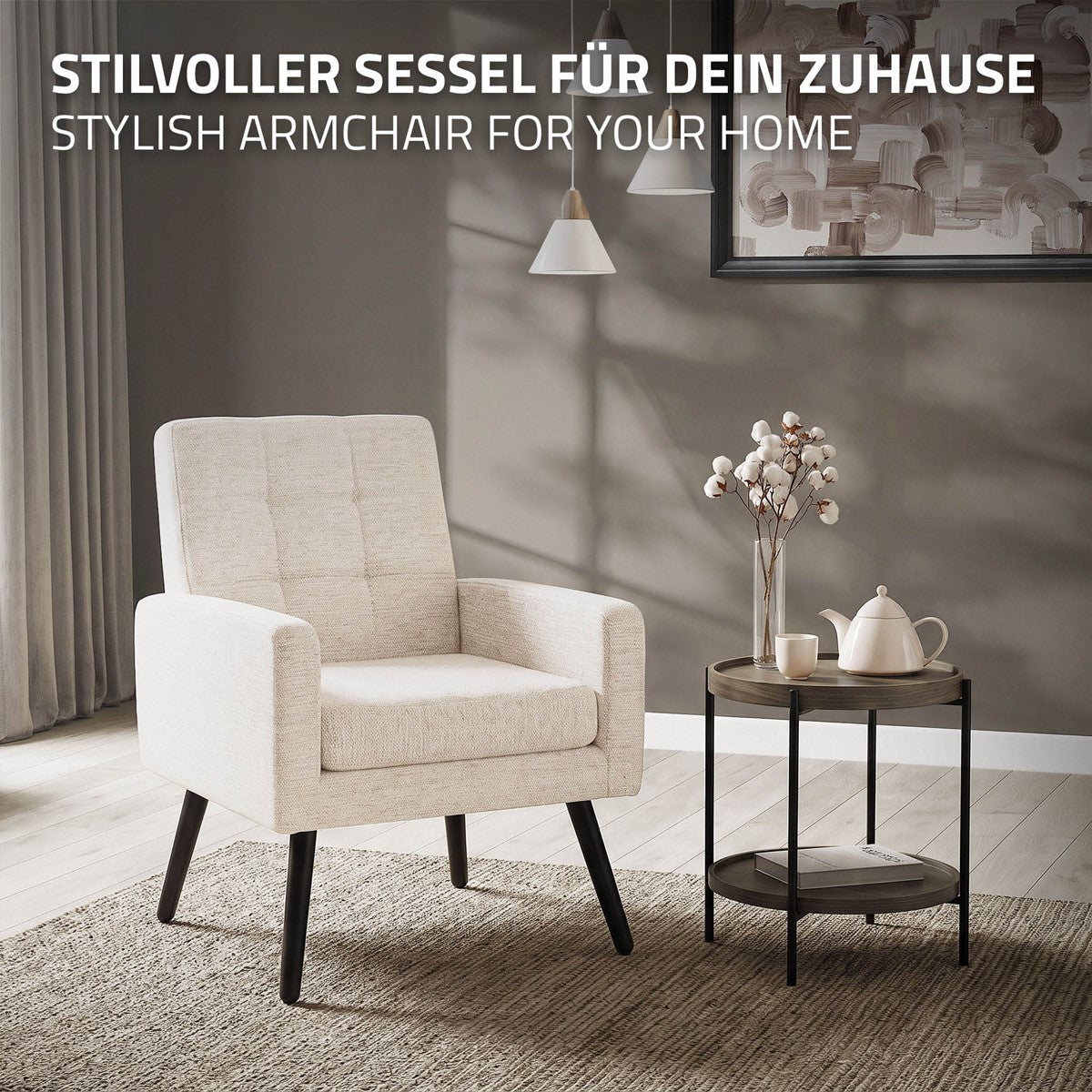 Un fauteuil élégant dans une pièce moderne avec une table et une théière.